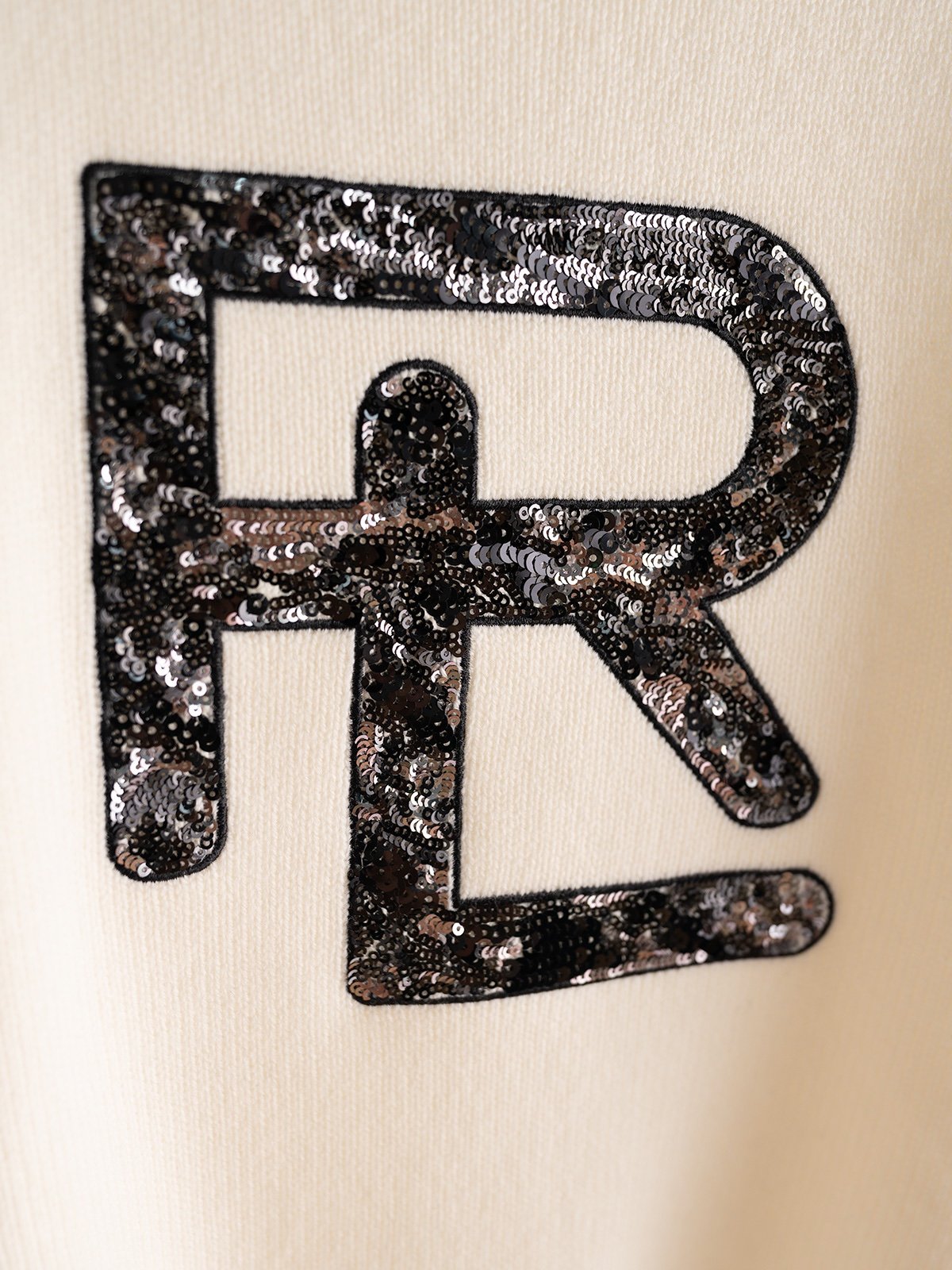 RL主线珠片圆领款7针两条毛织机单边织法前幅用圆形珠片车成RL图形凸出品牌的辨识度羊绒羊毛混纺纱线高级感