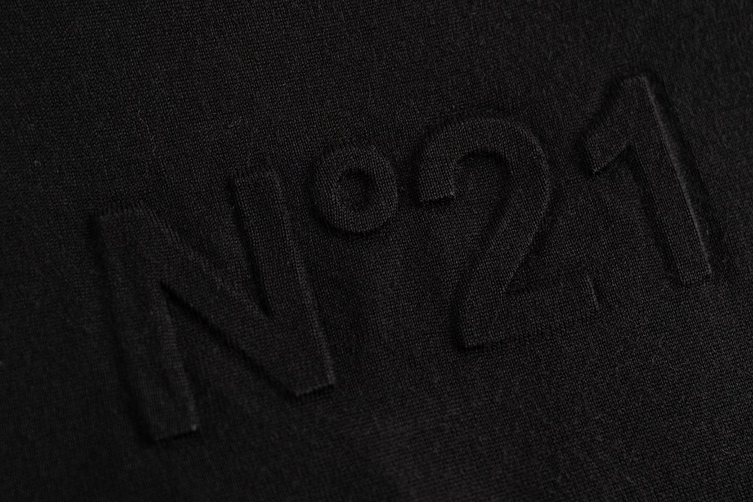 n21羊毛开衫16针织机单边织法前幅双口袋后幅有压印品牌logo贝壳纽扣刻有品牌logo三色现货发售sm