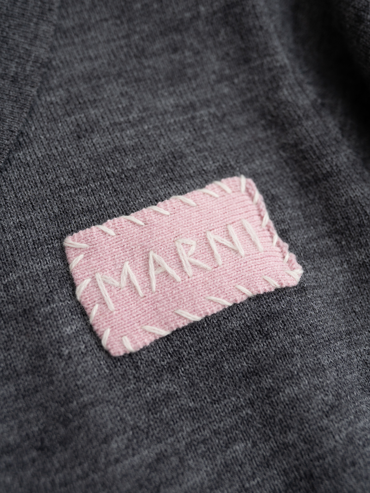 marn*i徽章polo衫，7针一条毛织机，单边织法，松字码织片，撞色徽章设计，徽章手绣品牌logo，中