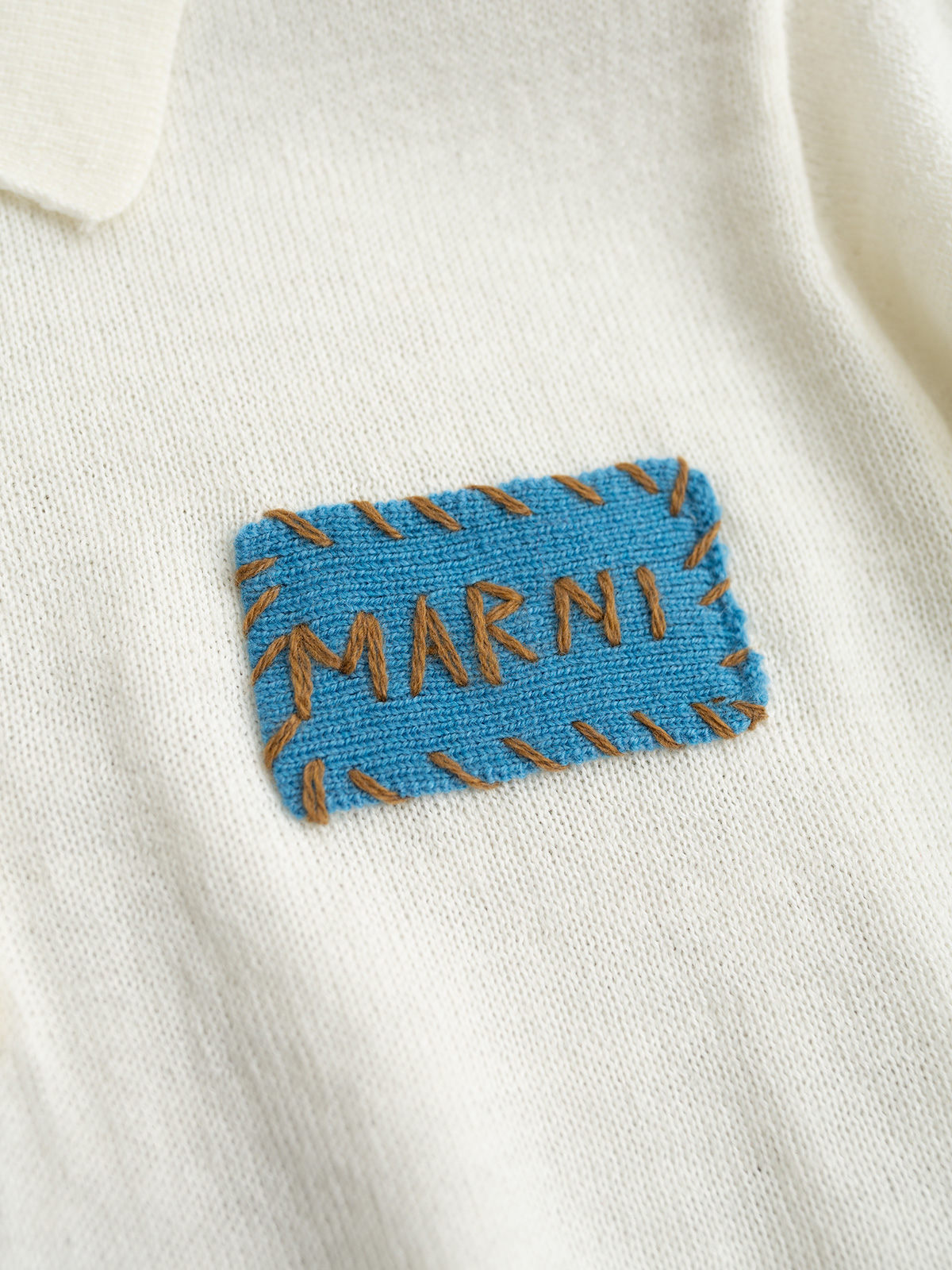 marn*i徽章polo衫，7针一条毛织机，单边织法，松字码织片，撞色徽章设计，徽章手绣品牌logo，中