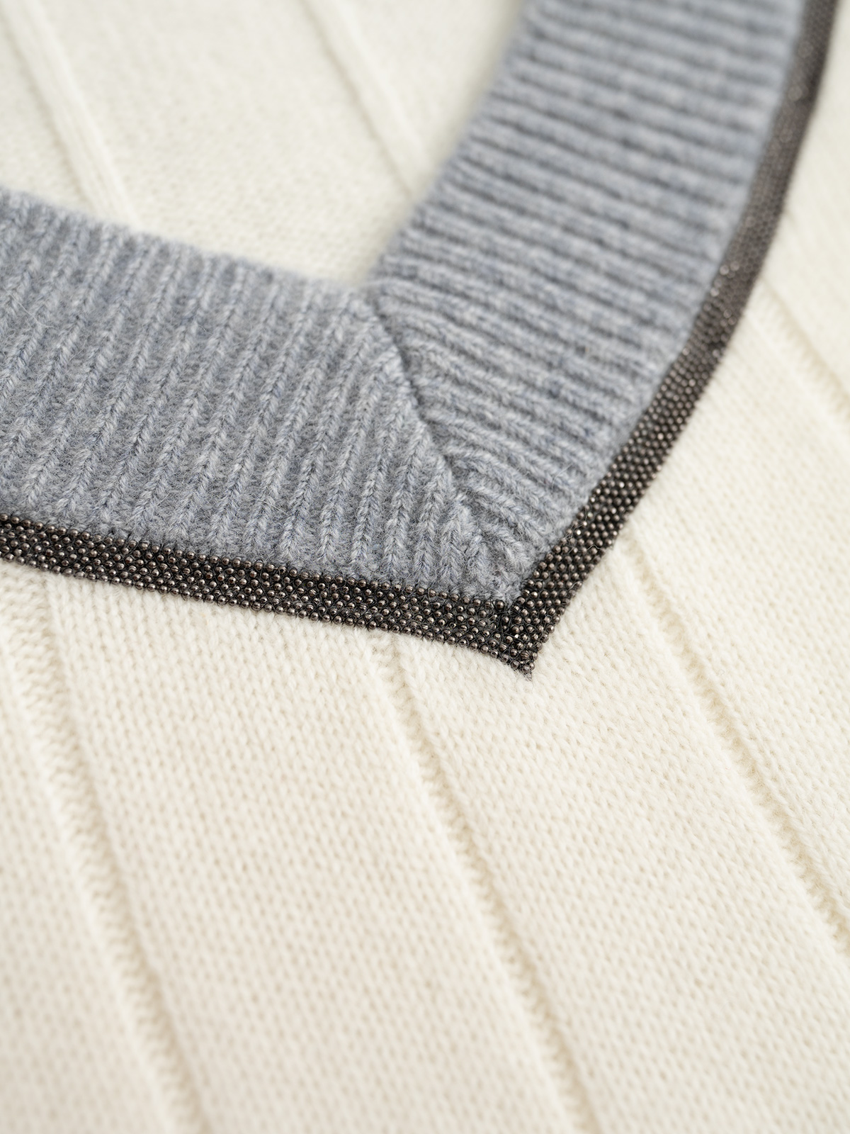 BC 25秋冬新款 拼色大V领针织长袖 单边加反针坑条织法 袖口领贴拼色织法 领贴处经典珠链嵌入设计 定