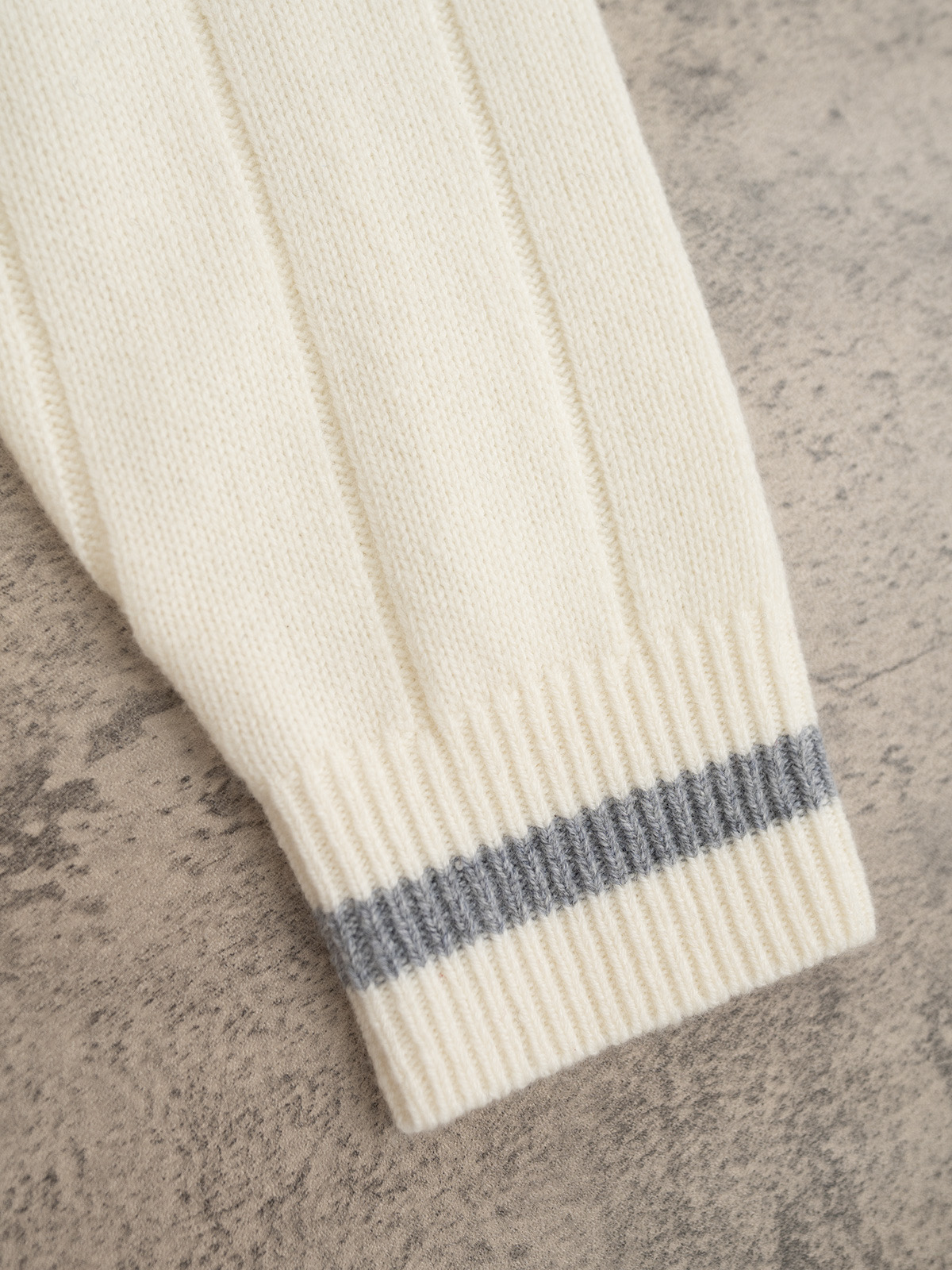 BC 25秋冬新款 拼色大V领针织长袖 单边加反针坑条织法 袖口领贴拼色织法 领贴处经典珠链嵌入设计 定