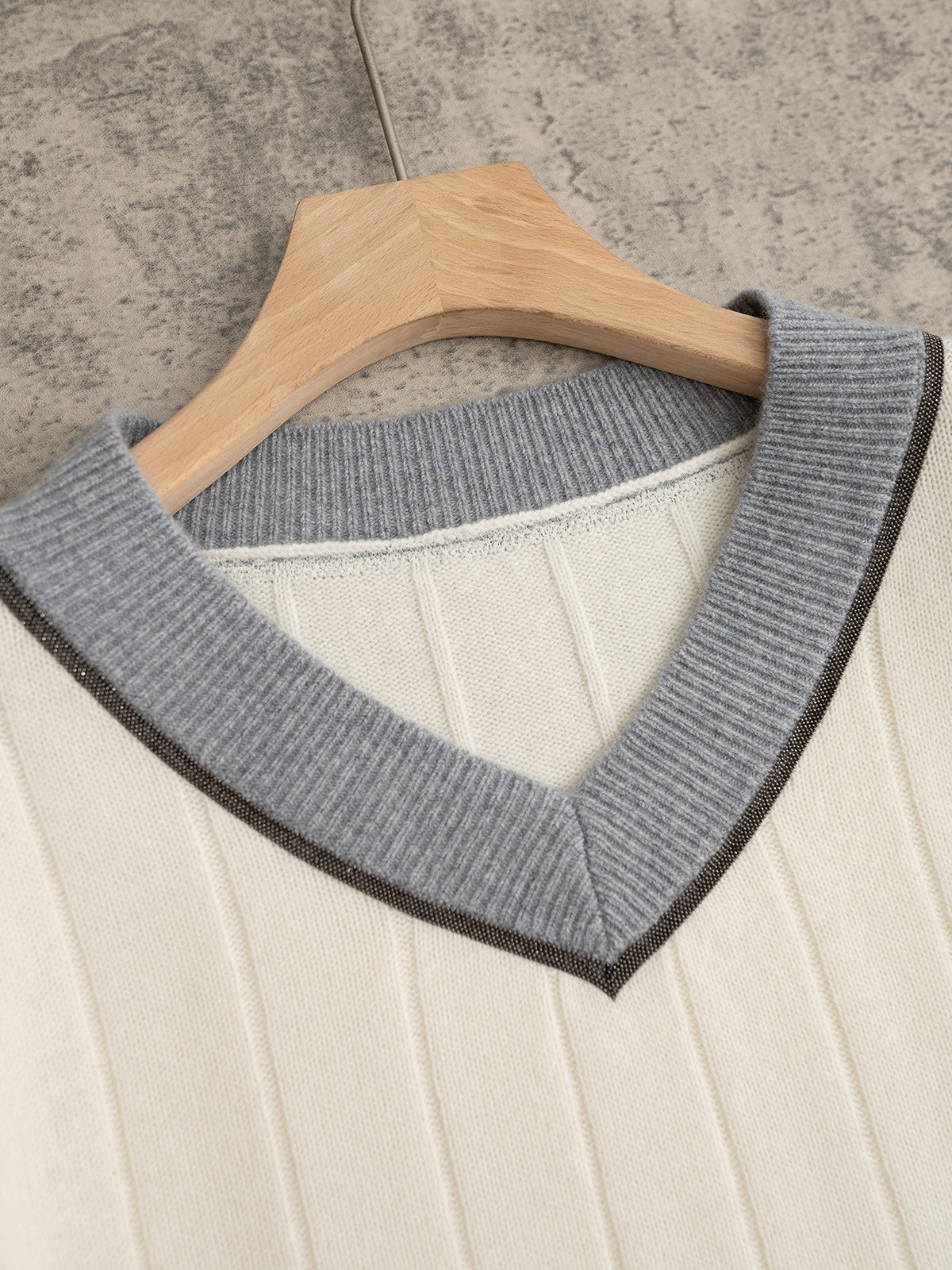 BC 25秋冬新款 拼色大V领针织长袖 单边加反针坑条织法 袖口领贴拼色织法 领贴处经典珠链嵌入设计 定