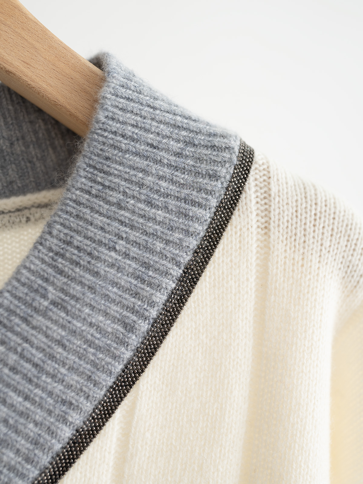 BC 25秋冬新款 拼色大V领针织长袖 单边加反针坑条织法 袖口领贴拼色织法 领贴处经典珠链嵌入设计 定