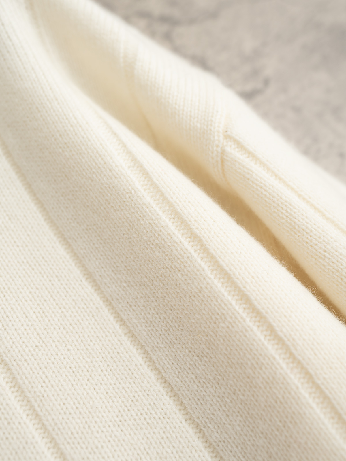 BC 25秋冬新款 拼色大V领针织长袖 单边加反针坑条织法 袖口领贴拼色织法 领贴处经典珠链嵌入设计 定