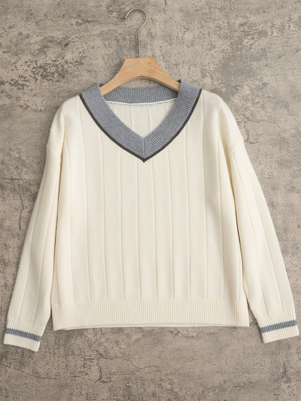 BC 25秋冬新款 拼色大V领针织长袖 单边加反针坑条织法 袖口领贴拼色织法 领贴处经典珠链嵌入设计 定