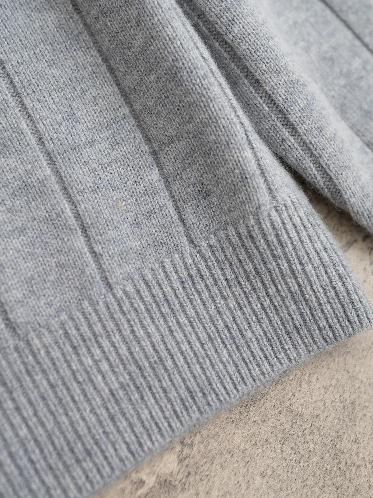 BC 25秋冬新款 拼色大V领针织长袖 单边加反针坑条织法 袖口领贴拼色织法 领贴处经典珠链嵌入设计 定