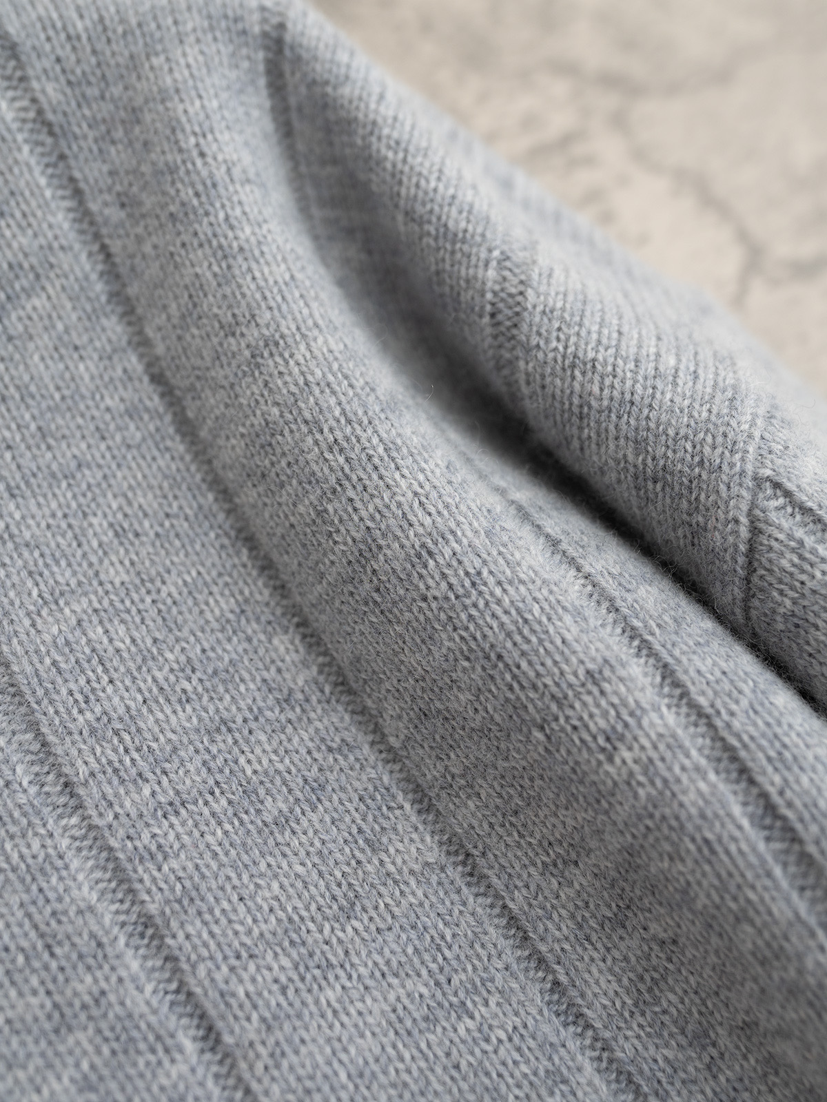 BC 25秋冬新款 拼色大V领针织长袖 单边加反针坑条织法 袖口领贴拼色织法 领贴处经典珠链嵌入设计 定