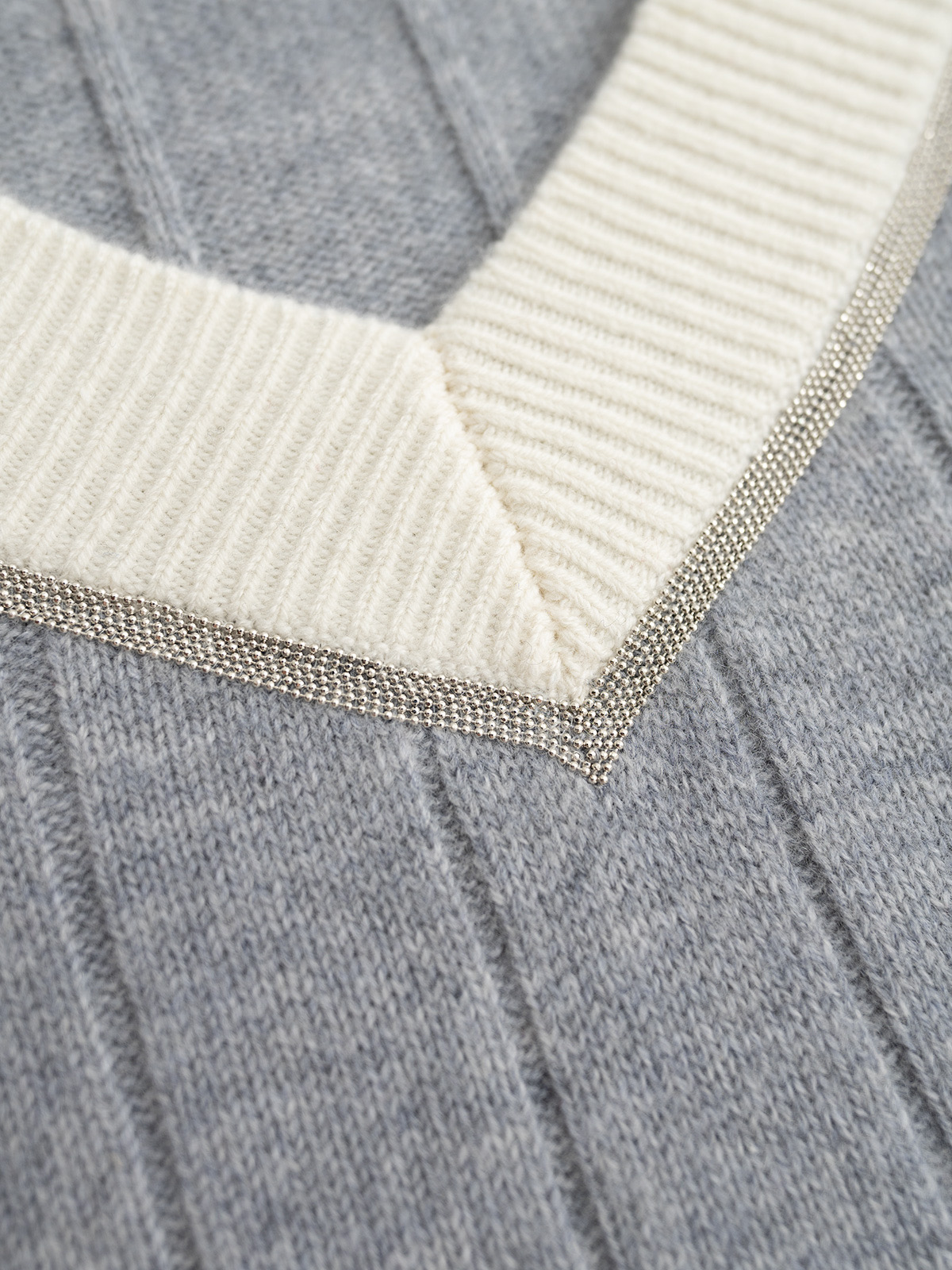 BC 25秋冬新款 拼色大V领针织长袖 单边加反针坑条织法 袖口领贴拼色织法 领贴处经典珠链嵌入设计 定