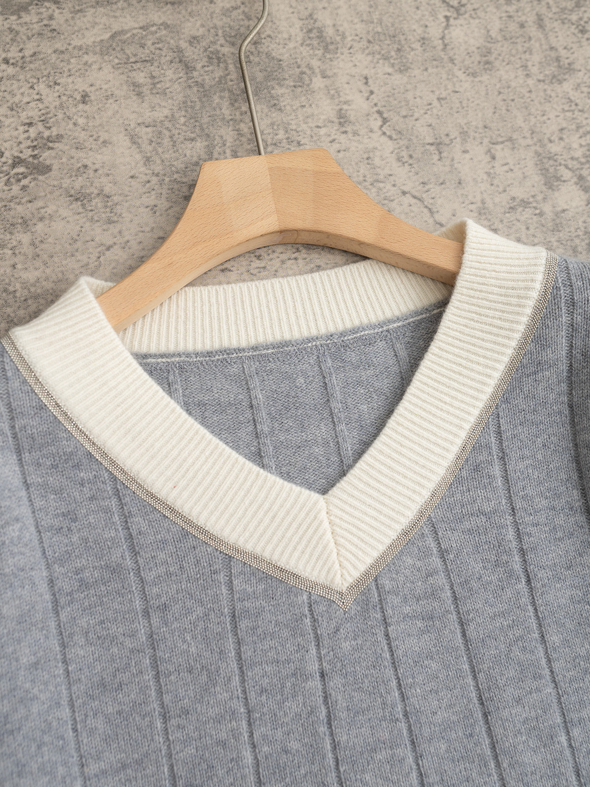 BC 25秋冬新款 拼色大V领针织长袖 单边加反针坑条织法 袖口领贴拼色织法 领贴处经典珠链嵌入设计 定