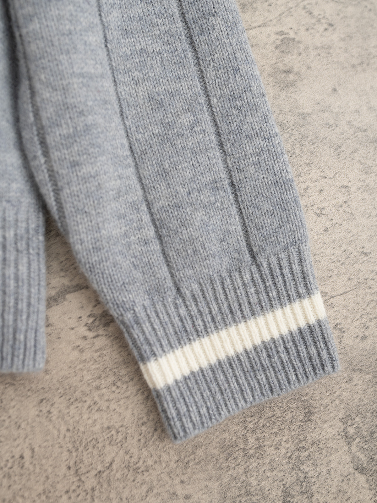 BC 25秋冬新款 拼色大V领针织长袖 单边加反针坑条织法 袖口领贴拼色织法 领贴处经典珠链嵌入设计 定