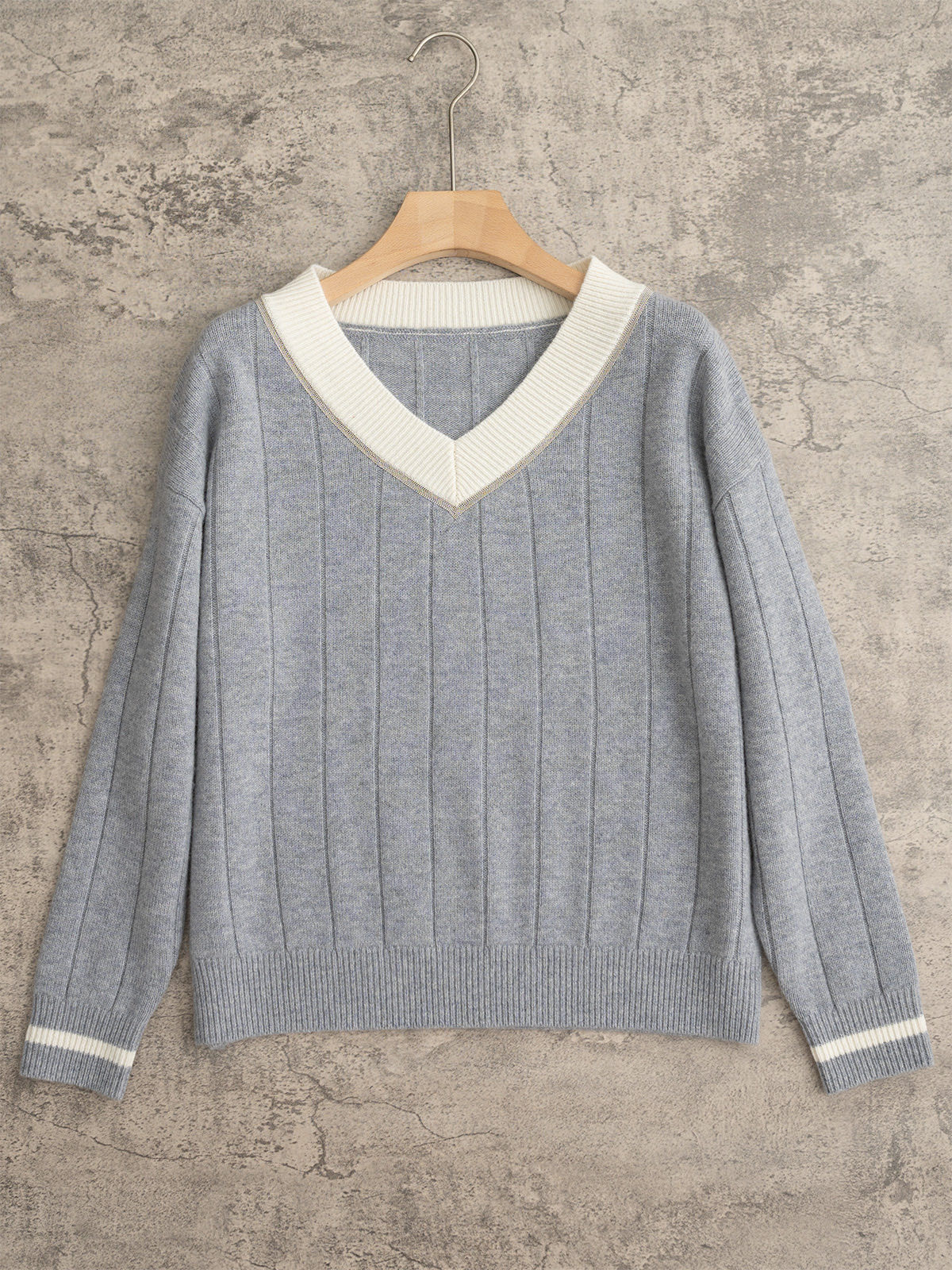 BC 25秋冬新款 拼色大V领针织长袖 单边加反针坑条织法 袖口领贴拼色织法 领贴处经典珠链嵌入设计 定