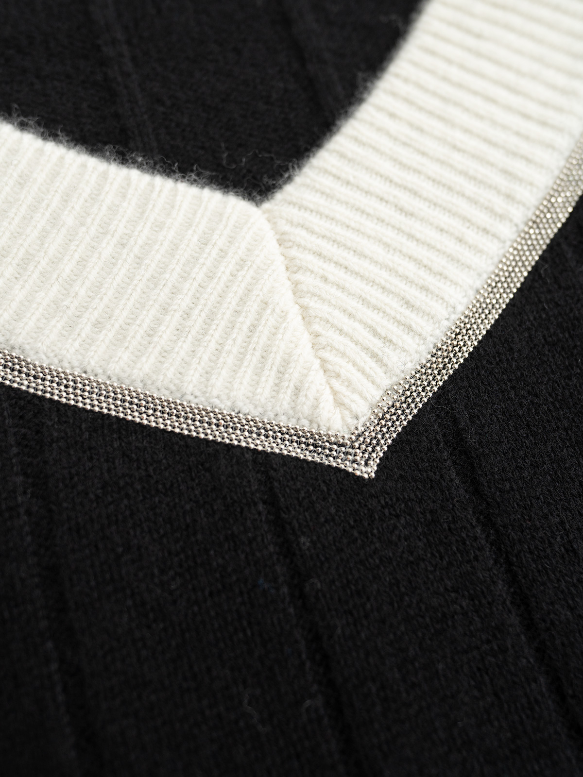 BC 25秋冬新款 拼色大V领针织长袖 单边加反针坑条织法 袖口领贴拼色织法 领贴处经典珠链嵌入设计 定