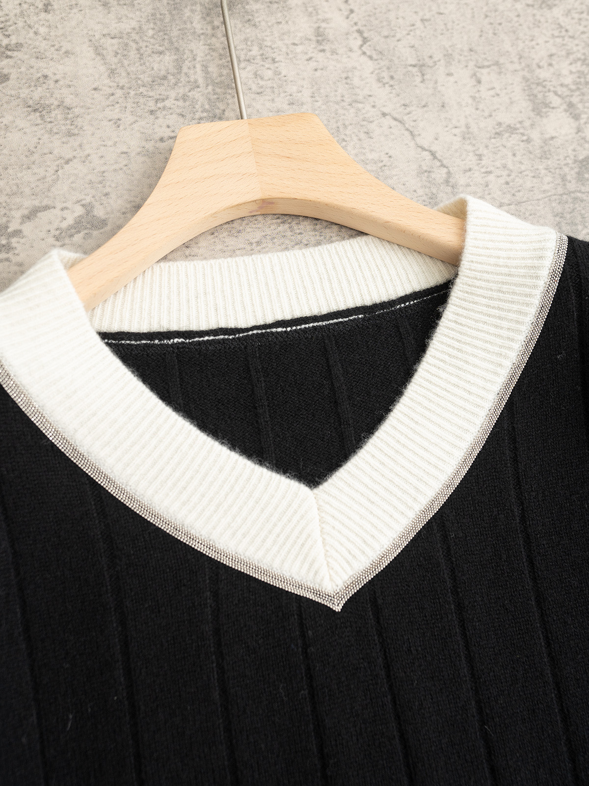 BC 25秋冬新款 拼色大V领针织长袖 单边加反针坑条织法 袖口领贴拼色织法 领贴处经典珠链嵌入设计 定