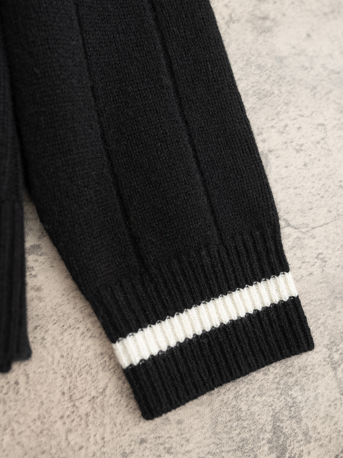 BC 25秋冬新款 拼色大V领针织长袖 单边加反针坑条织法 袖口领贴拼色织法 领贴处经典珠链嵌入设计 定