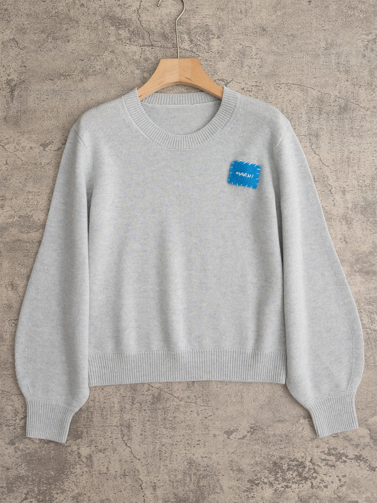 NO:494873,Marni 2025 Autumn and Winter latest series round neck cashmere long sleeve shirt single-sided weaving lantern sleeve design left chest hand-embroidered brand letters, hand sewed to a fixed position, sleeve lantern part has bright flowers to make the shape more natural cashmere wool blended yarn three-color sml, marni, alexander wang19860909Marni 2025秋冬最新系列 圆领羊绒长袖 衫 单边织法灯笼袖设计 左胸手绣品牌字母 再手缝到固定位置 袖子灯笼部分有收明花 让形状更为自然 羊绒羊毛混纺纱线 三色sml,,marni,alexander wang,Women's clothing