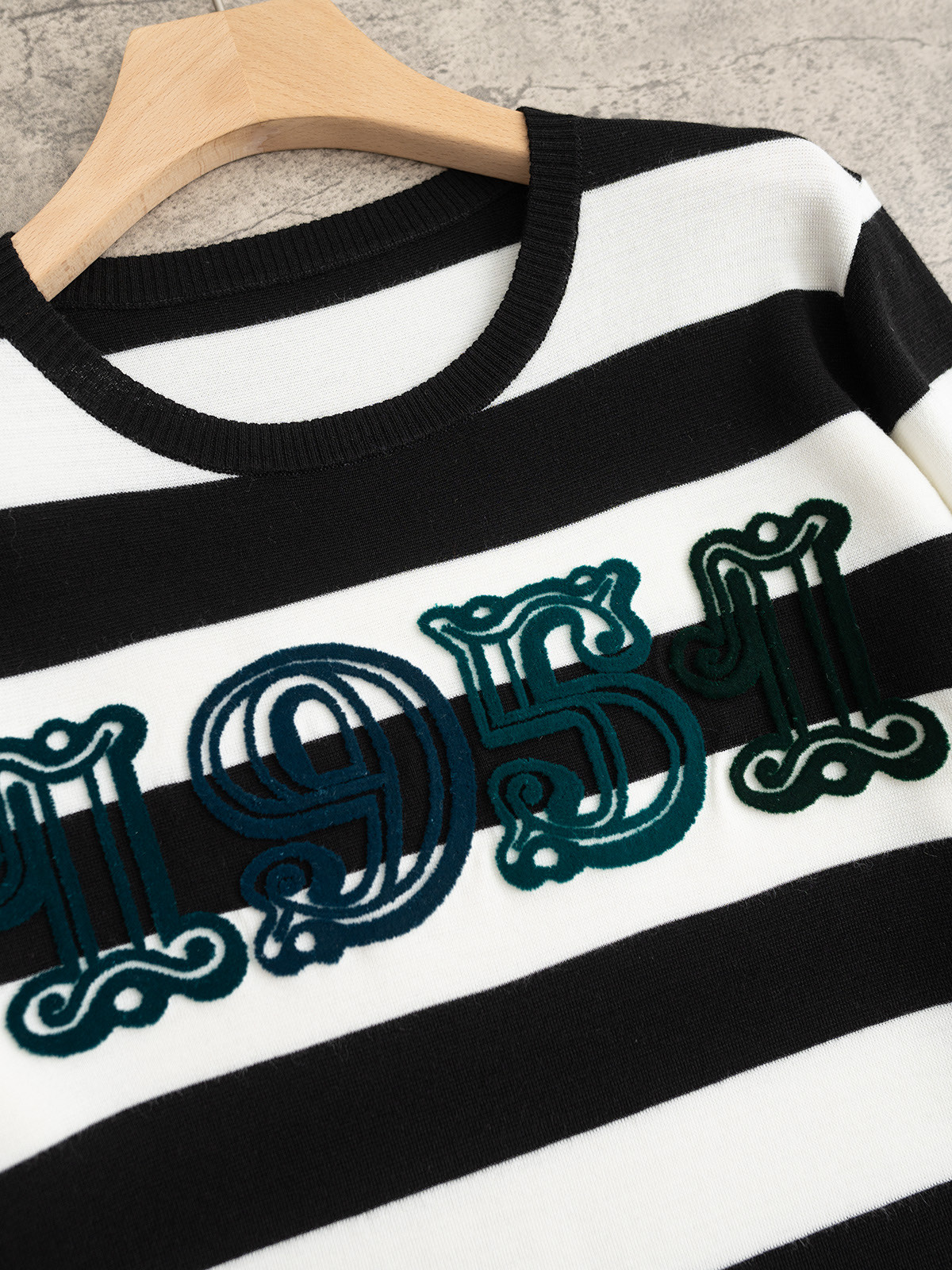 MaxMara “1951”系列 圆领条纹羊毛长袖 间色工艺 前幅有经典牙刷绣字母 100%羊毛 软糯保