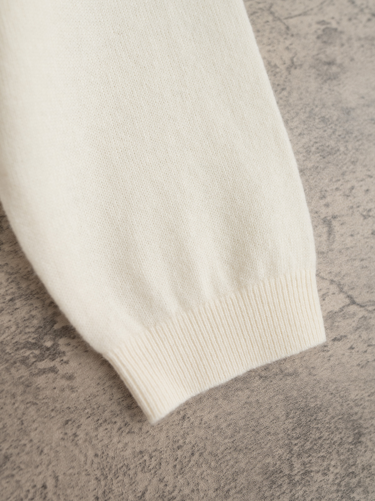 BC 25秋冬新款 吊带V领羊绒针织衫 单边织法 V领设计 两根装饰吊带 吊带面车有品牌独有韩产珠链 辨