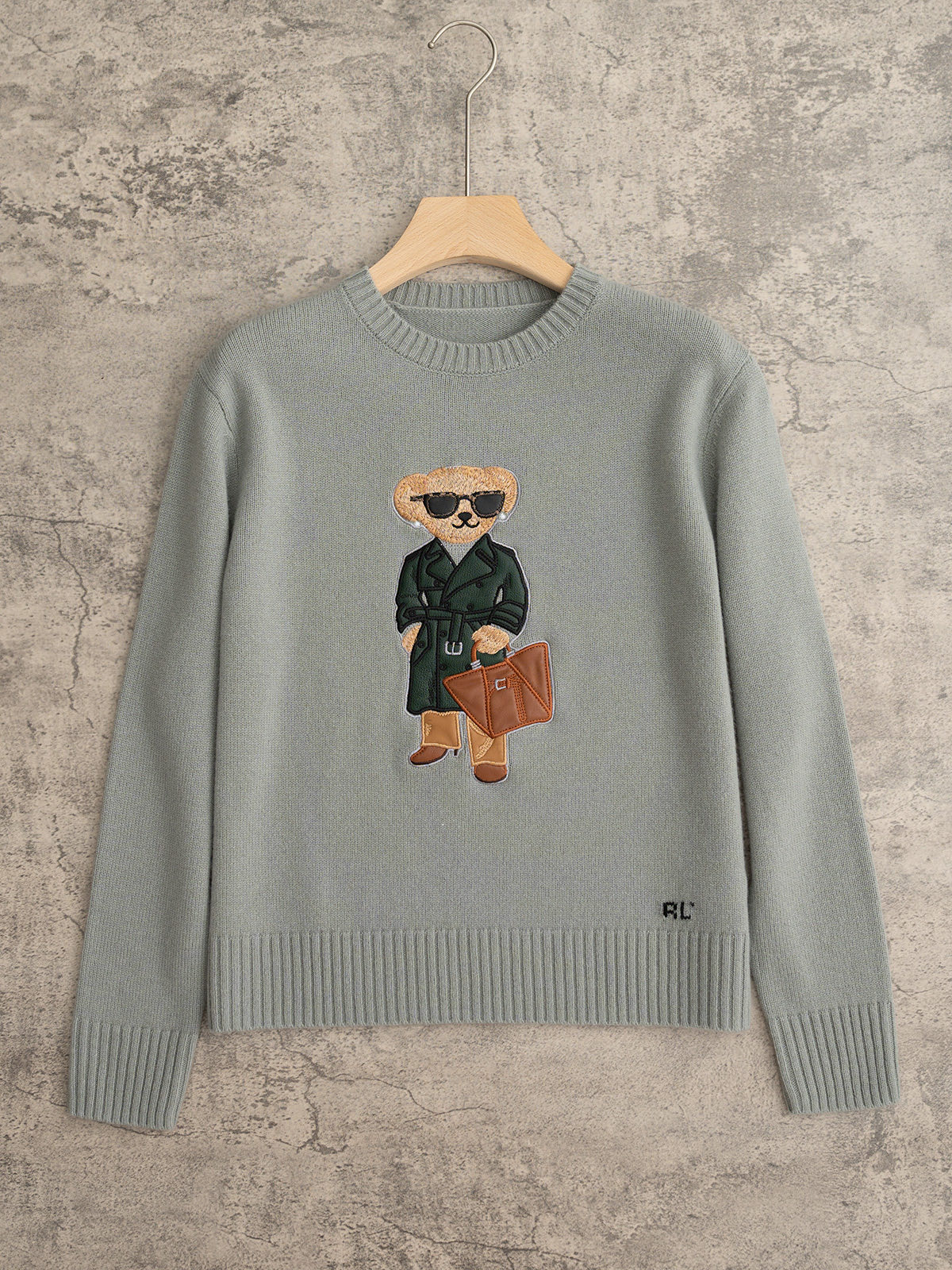 NO:506983,RalphLauren 25 autumn and winter new round neck doll knitted long sleeves classic style, 25 autumn and winter latest design bear series Doll is made of top layer sheepskin Soft and comfortable combined with cashmere wool yarn to show the high-end luxury of purple label Two-color SML, loro piano, sheepskin, alexander wang19860909RalphLauren 25秋冬新款 圆领公仔款针织长袖 经典版型,25秋冬最新设计熊系列 公仔采用头层羊皮制作 柔软舒适与羊绒羊毛纱线结合形成 尽显紫唛的高端奢华 两色SML,,loro piana,sheepskin,alexander wang,Women's clothing