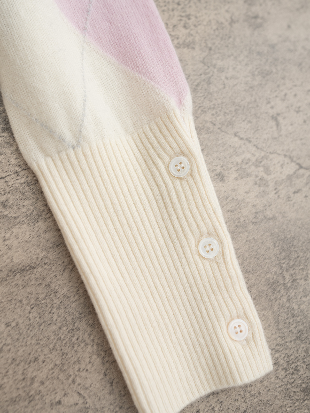 TB 25秋冬新款 菱形格羊绒开衫 手工挂毛织法 经典版型 搭配25年流行棱形格图案 纯手工挂毛 图案清