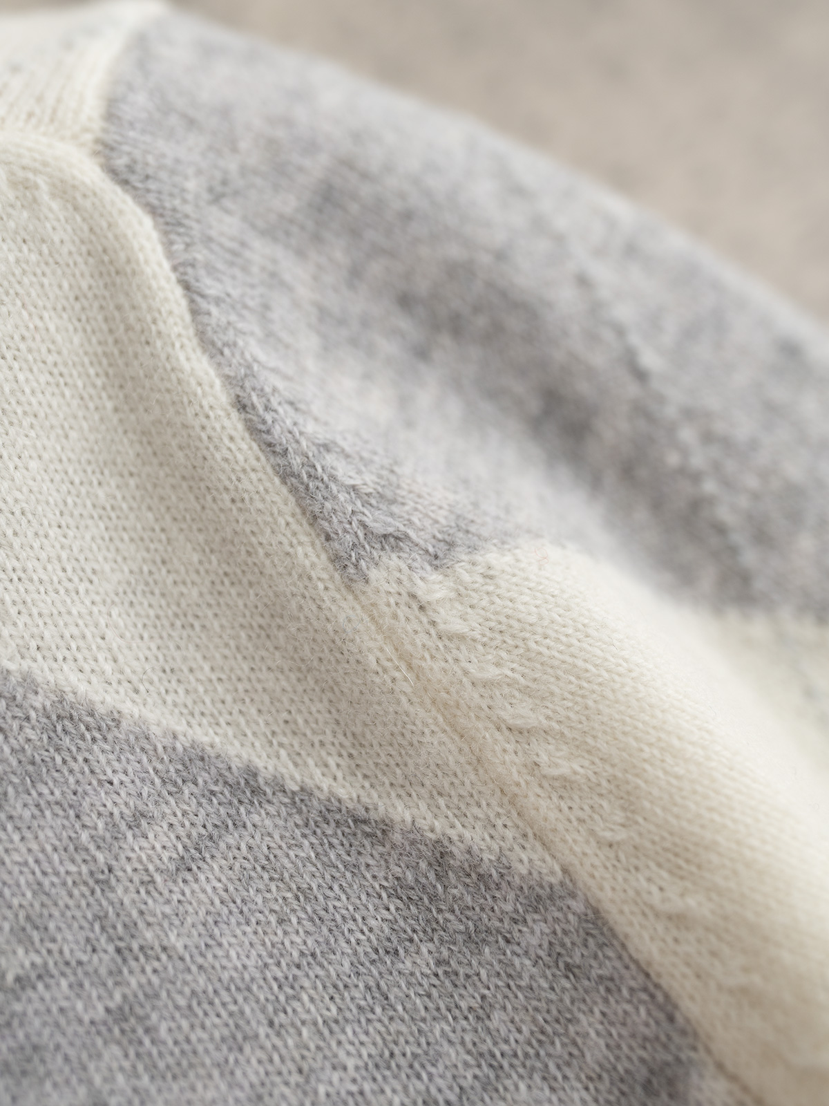 TB 25秋冬新款 菱形格羊绒开衫 手工挂毛织法 经典版型 搭配25年流行棱形格图案 纯手工挂毛 图案清