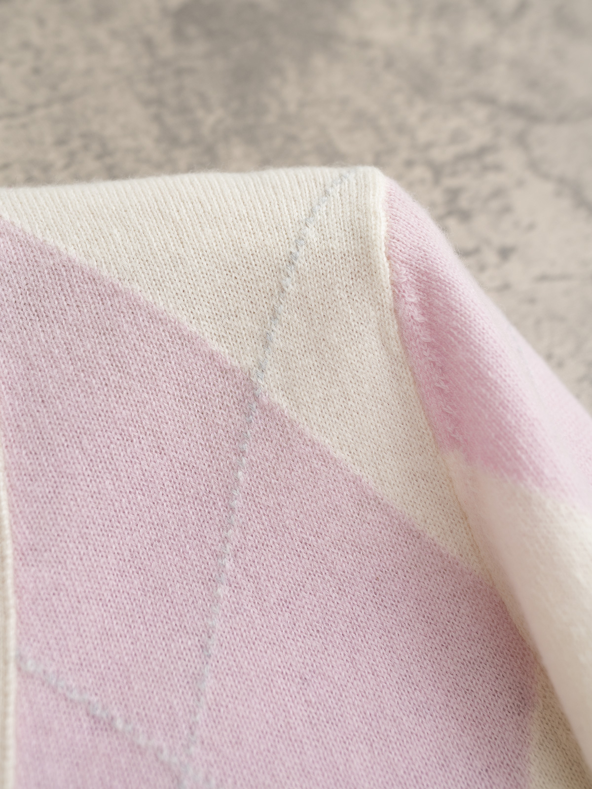 TB 25秋冬新款 菱形格羊绒开衫 手工挂毛织法 经典版型 搭配25年流行棱形格图案 纯手工挂毛 图案清