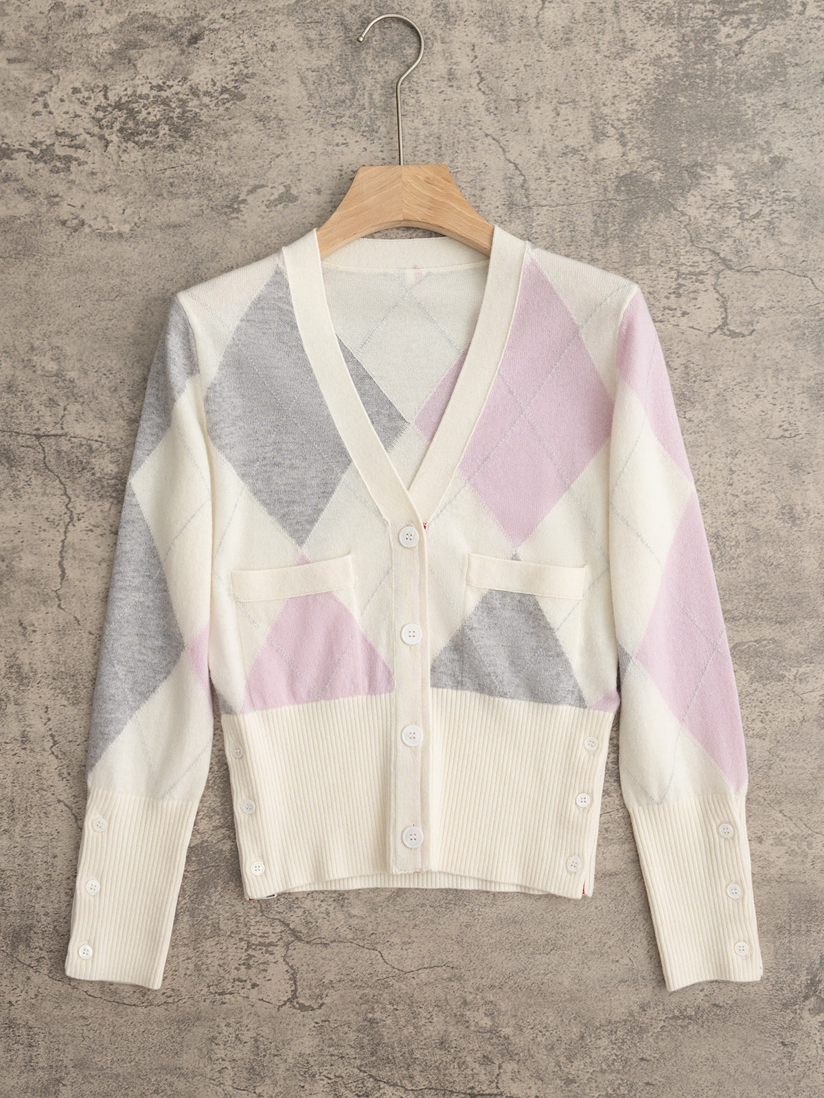 NO:506989,TB 25 autumn and winter new style diamond lattice cashmere cardigan hand-hung wool weaving classic style matched with 25 years of popular prismatic lattice pattern pure hand-hung wool pattern clear, smooth, beautiful and generous cashmere wool blended yarn Two-color SML, alexander wang19860909TB 25秋冬新款 菱形格羊绒开衫 手工挂毛织法 经典版型 搭配25年流行棱形格图案 纯手工挂毛 图案清晰流畅美观大方 羊绒羊毛混纺纱线 两色SML,,alexander wang,Women's clothing