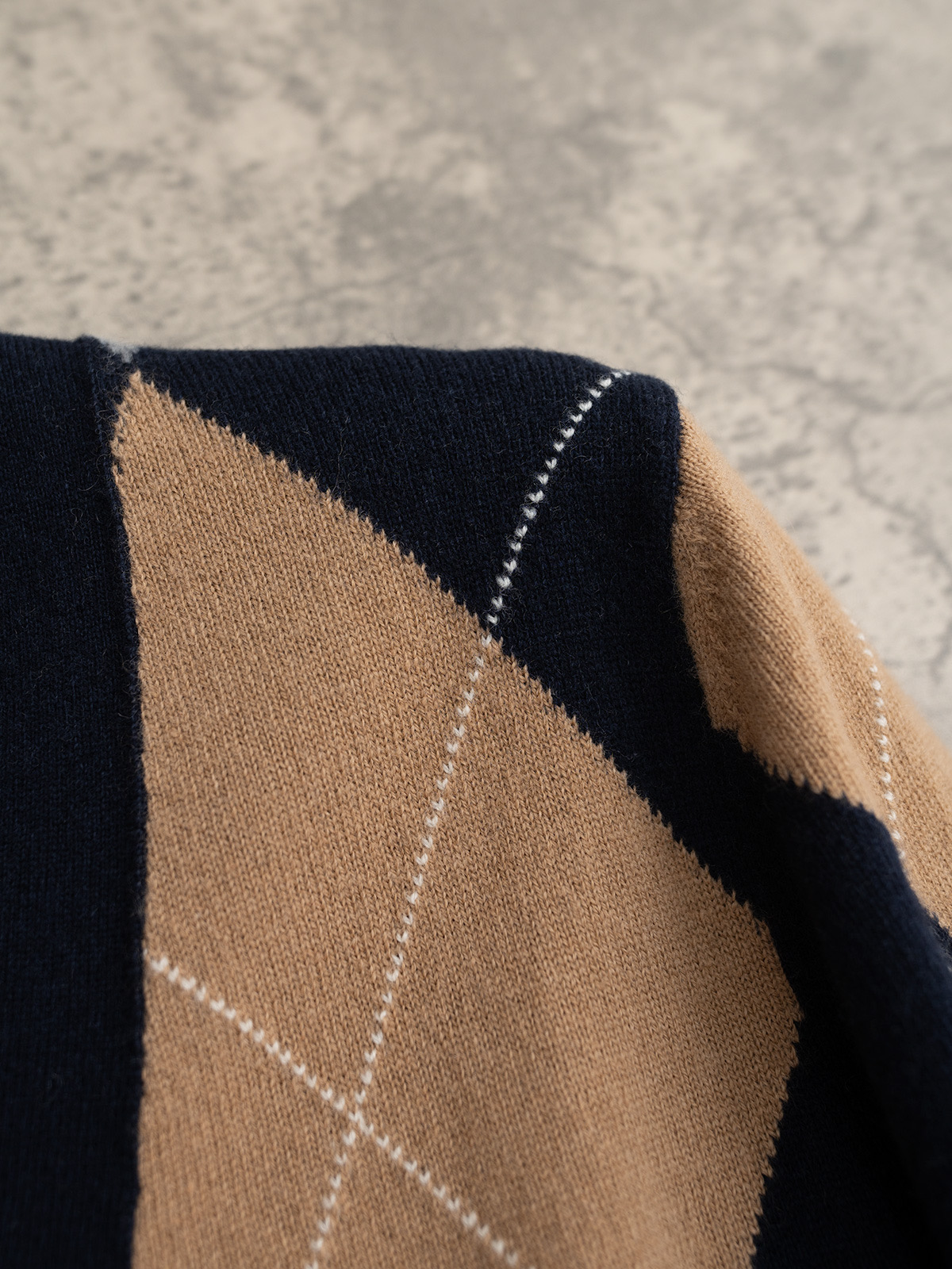 TB 25秋冬新款 菱形格羊绒开衫 手工挂毛织法 经典版型 搭配25年流行棱形格图案 纯手工挂毛 图案清