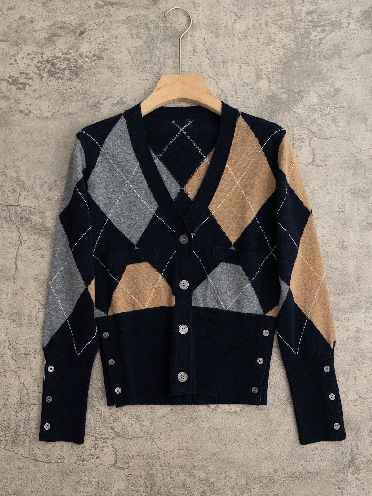 NO:506986,TB 25 autumn and winter new style diamond lattice cashmere cardigan hand-hung wool weaving classic style matched with 25 years of popular prismatic lattice pattern pure hand-hung wool pattern clear, smooth, beautiful and elegant cashmere wool blended yarn Two-color SML P,,alexander wang19860909TB 25秋冬新款 菱形格羊绒开衫 手工挂毛织法 经典版型 搭配25年流行棱形格图案 纯手工挂毛 图案清晰流畅美观大方 羊绒羊毛混纺纱线 两色SML P,,alexander wang,Women's clothing