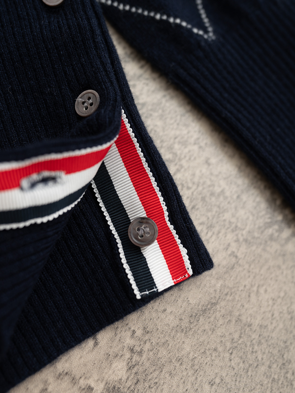 TB 25秋冬新款 菱形格羊绒开衫 手工挂毛织法 经典版型 搭配25年流行棱形格图案 纯手工挂毛 图案清