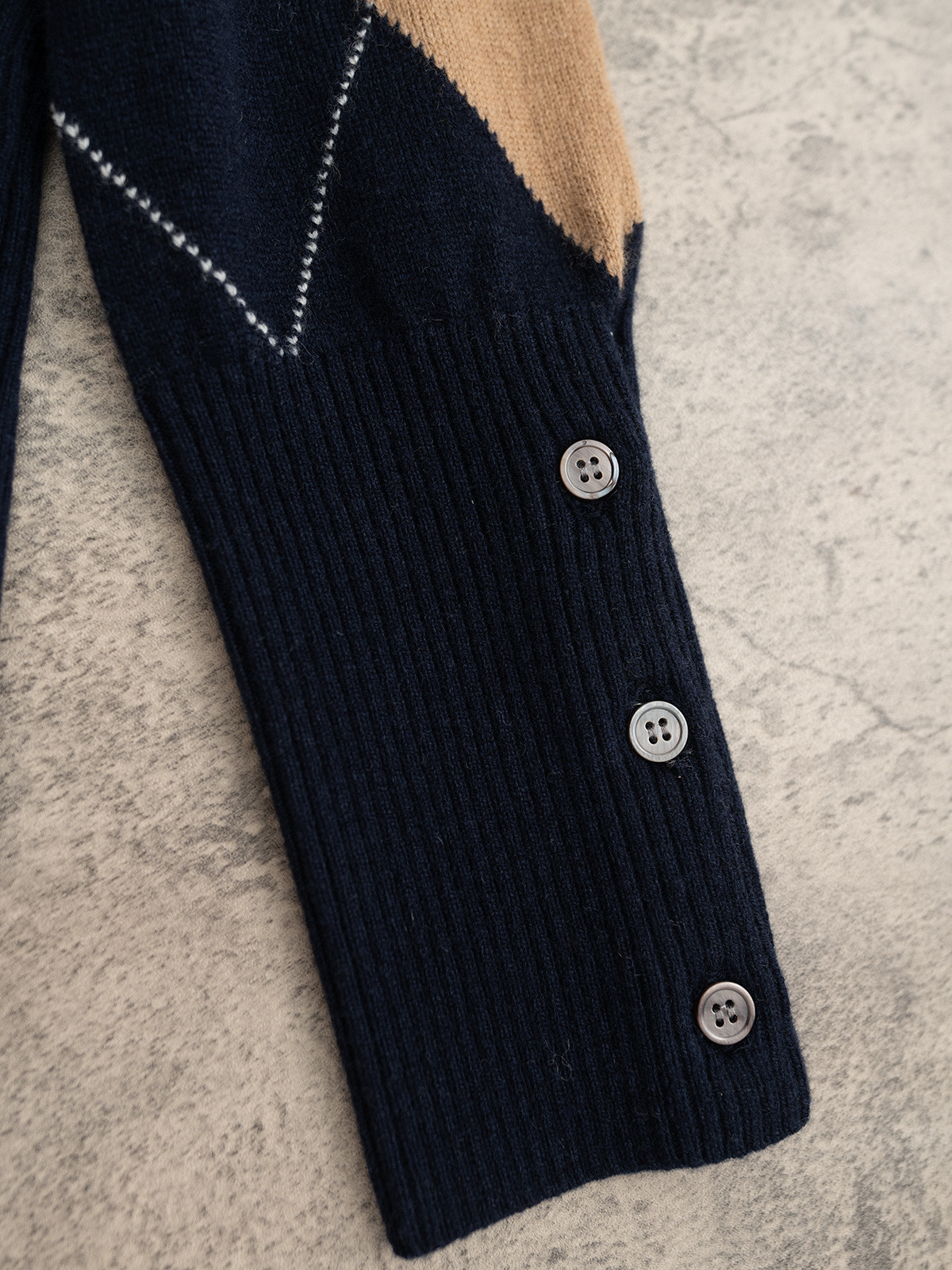 TB 25秋冬新款 菱形格羊绒开衫 手工挂毛织法 经典版型 搭配25年流行棱形格图案 纯手工挂毛 图案清