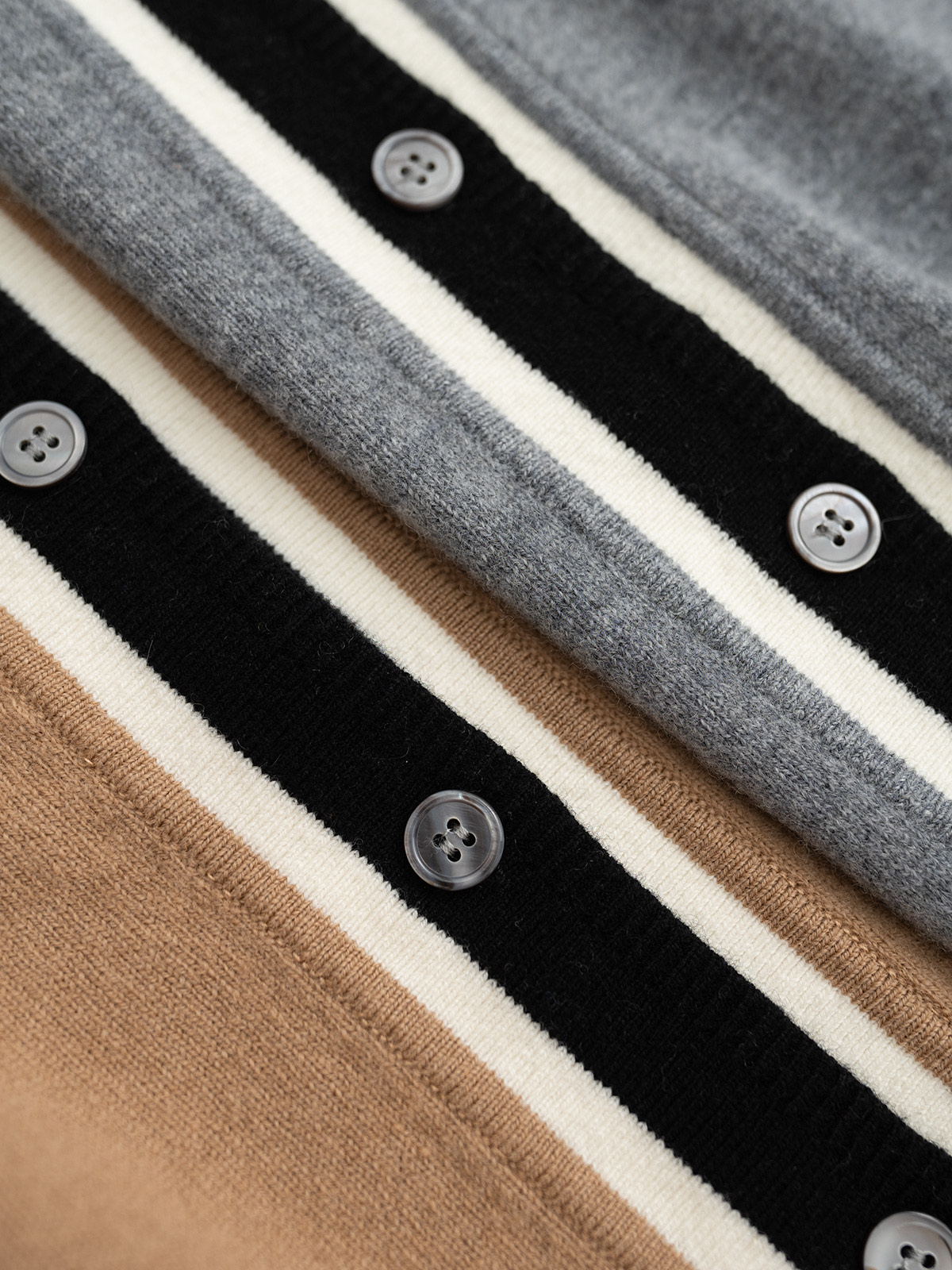 Marni 25秋冬新款 翻领羊绒长袖开衫 单边织法 撞色门襟设计圆筒包边缝盘 天然碟贝纽扣 羊绒羊毛混