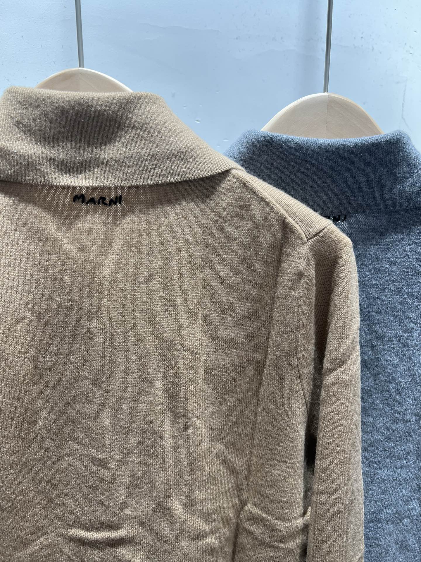 Marni 25秋冬新款 翻领羊绒长袖开衫 单边织法 撞色门襟设计圆筒包边缝盘 天然碟贝纽扣 羊绒羊毛混