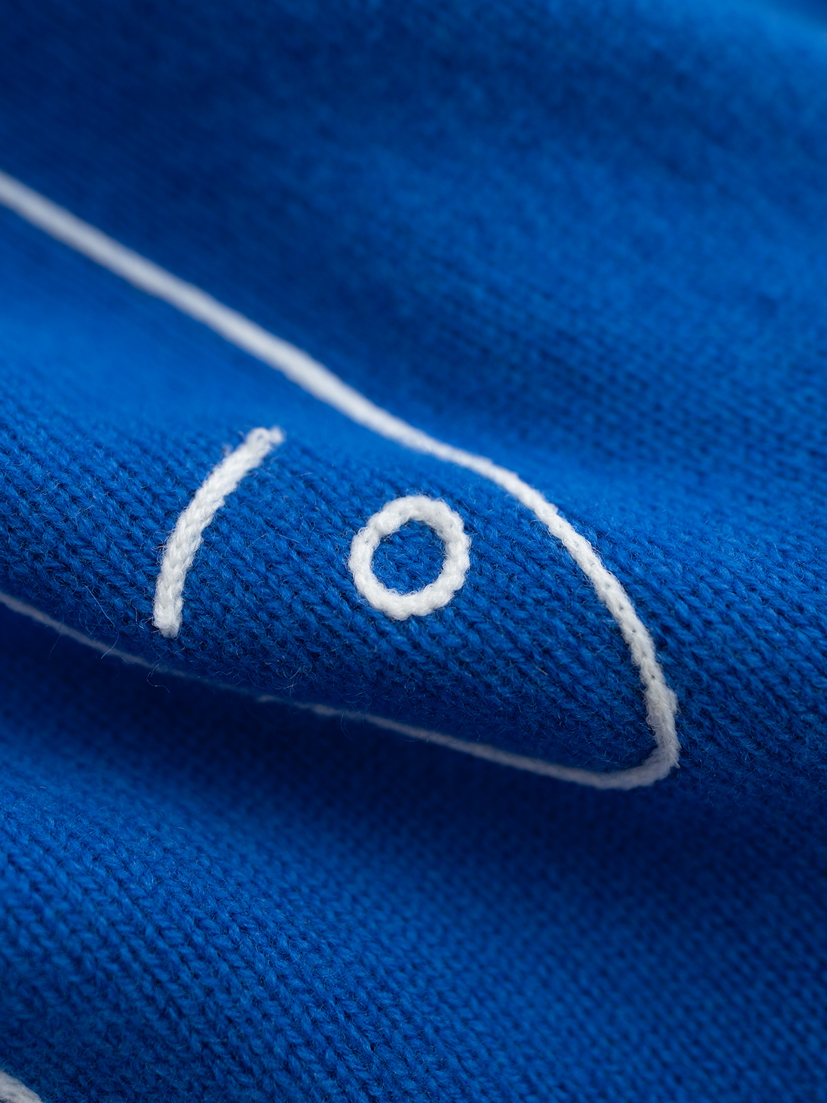 小众设计 25秋冬新款 小鱼🐟刺绣圆领长袖 领口卷边设计 落肩袖 前幅机绣品牌设计🐟型图案 羊绒羊毛混纺