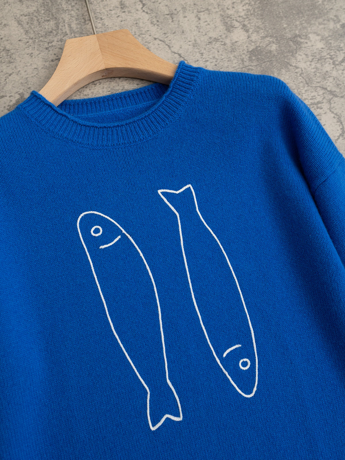 小众设计 25秋冬新款 小鱼🐟刺绣圆领长袖 领口卷边设计 落肩袖 前幅机绣品牌设计🐟型图案 羊绒羊毛混纺