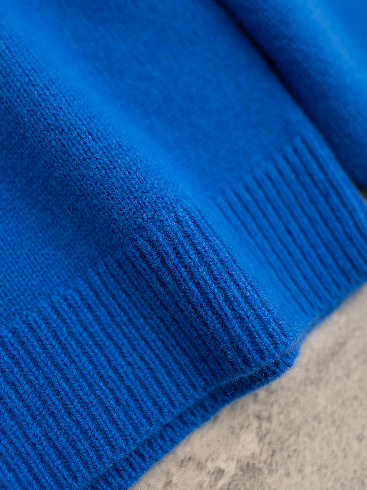 小众设计 25秋冬新款 小鱼🐟刺绣圆领长袖 领口卷边设计 落肩袖 前幅机绣品牌设计🐟型图案 羊绒羊毛混纺