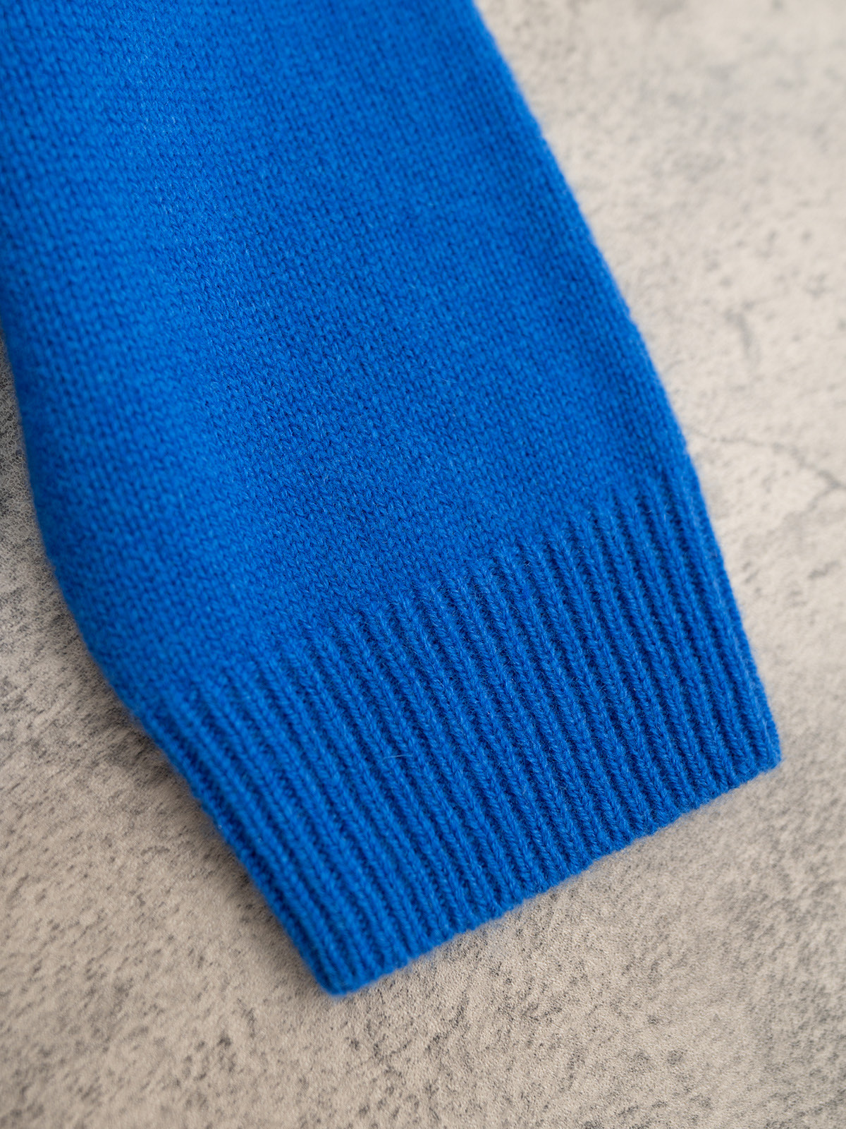 小众设计 25秋冬新款 小鱼🐟刺绣圆领长袖 领口卷边设计 落肩袖 前幅机绣品牌设计🐟型图案 羊绒羊毛混纺