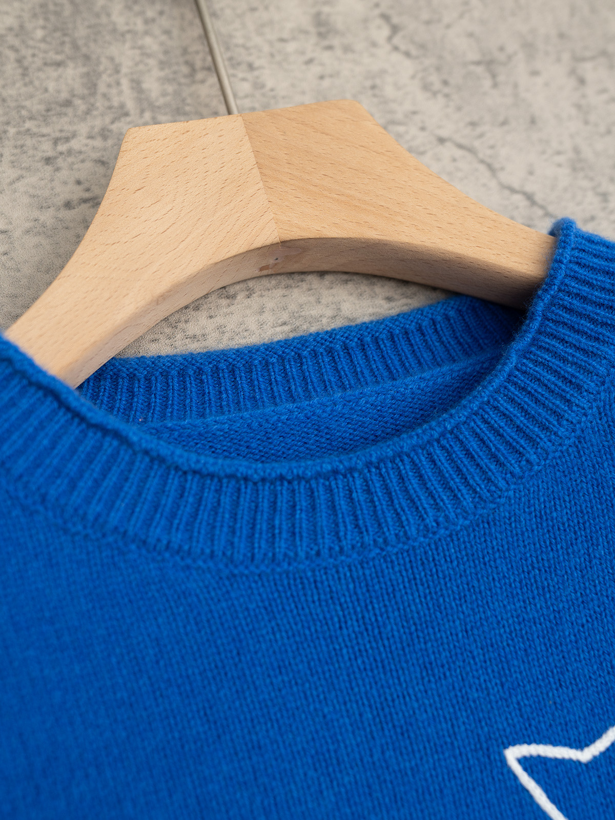 小众设计 25秋冬新款 小鱼🐟刺绣圆领长袖 领口卷边设计 落肩袖 前幅机绣品牌设计🐟型图案 羊绒羊毛混纺