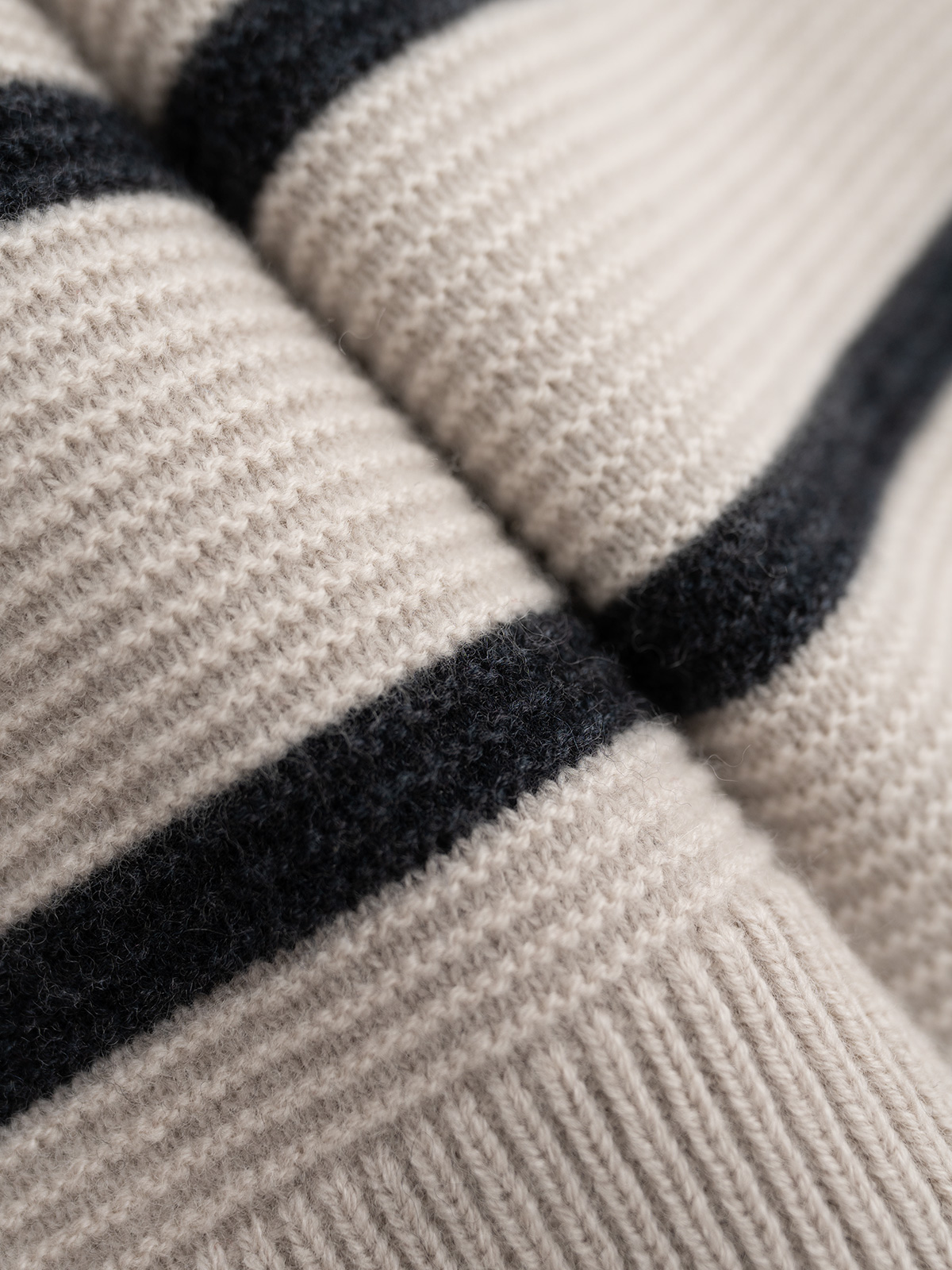 BC 25秋冬新款 条纹系列款 圆领针织长袖 落肩袖设计 开衫和圆领各一款 肩部车有品牌独有韩产珠链 辨