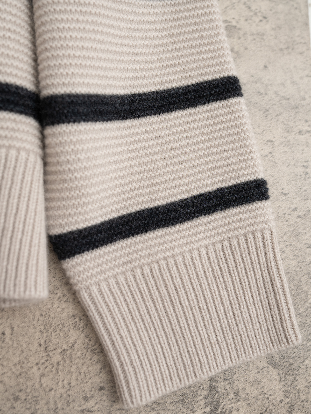 BC 25秋冬新款 条纹系列款 圆领针织长袖 落肩袖设计 开衫和圆领各一款 肩部车有品牌独有韩产珠链 辨