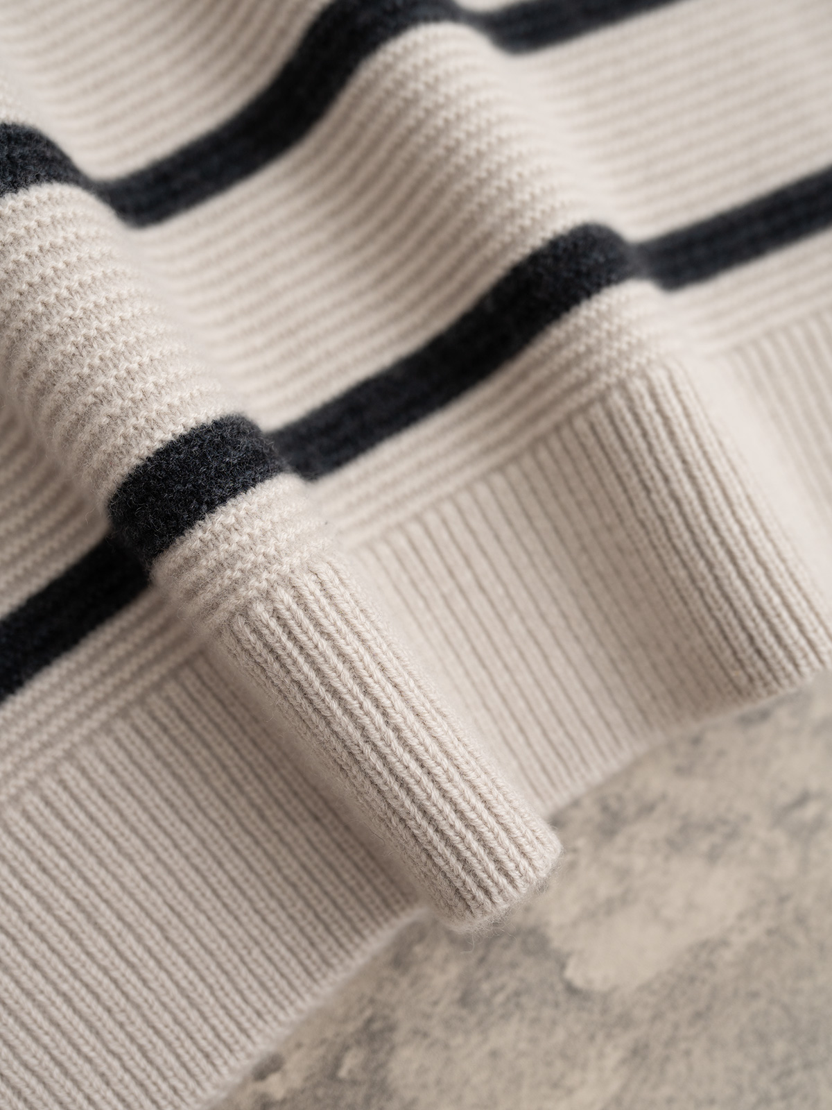 BC 25秋冬新款 条纹系列款 圆领针织长袖 落肩袖设计 开衫和圆领各一款 肩部车有品牌独有韩产珠链 辨