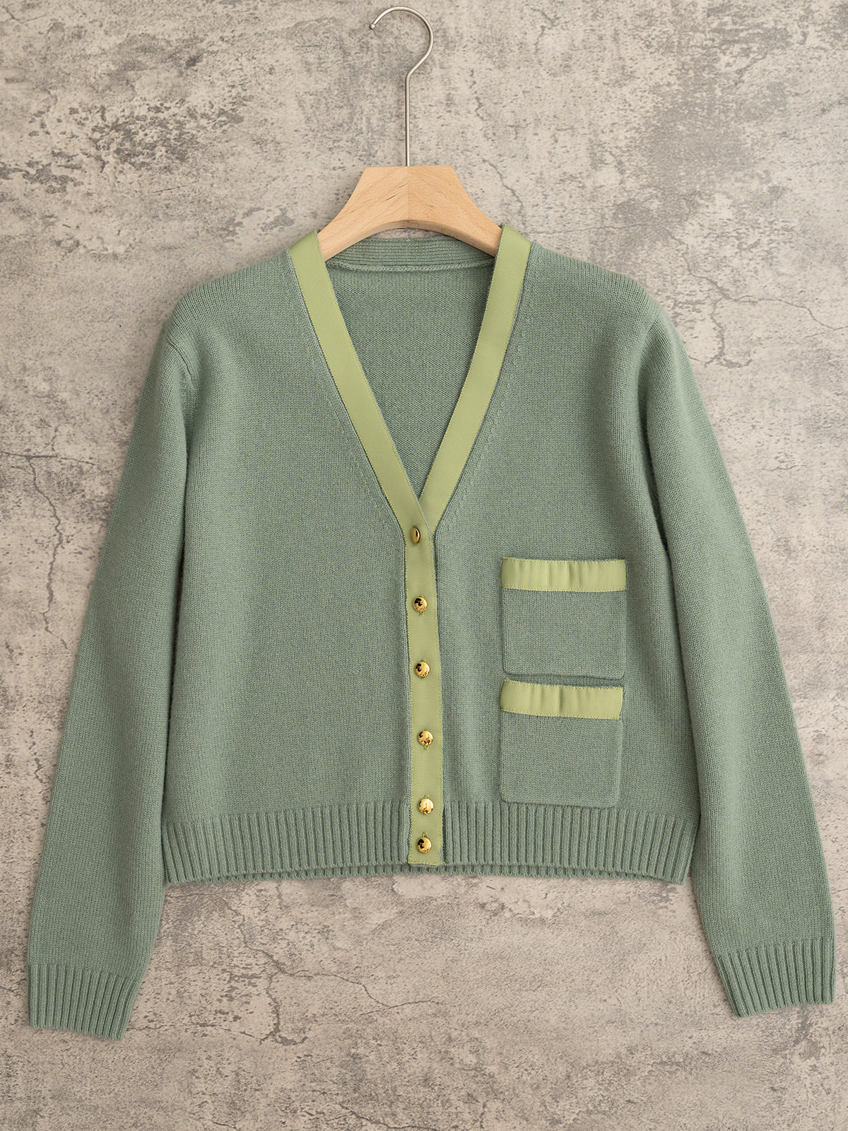 NO:547987,Barrie 25 autumn and winter new style, ribbon-edged cashmere cardigan, left double pocket design, chest patch pocket patch car contrast ribbon, custom metal button, chest patch patch filling bright flowers, full of high-end feeling, wool cashmere blended yarn, three-color sml,,alexander wang19860909Barrie 25秋冬新款 丝带边羊绒开衫 左边双口袋设计 胸贴口袋贴车撞色丝带 定制金属纽扣 胸贴边收明花 高级感十足 羊毛羊绒混纺纱线 三色sml,,alexander wang,Women's clothing