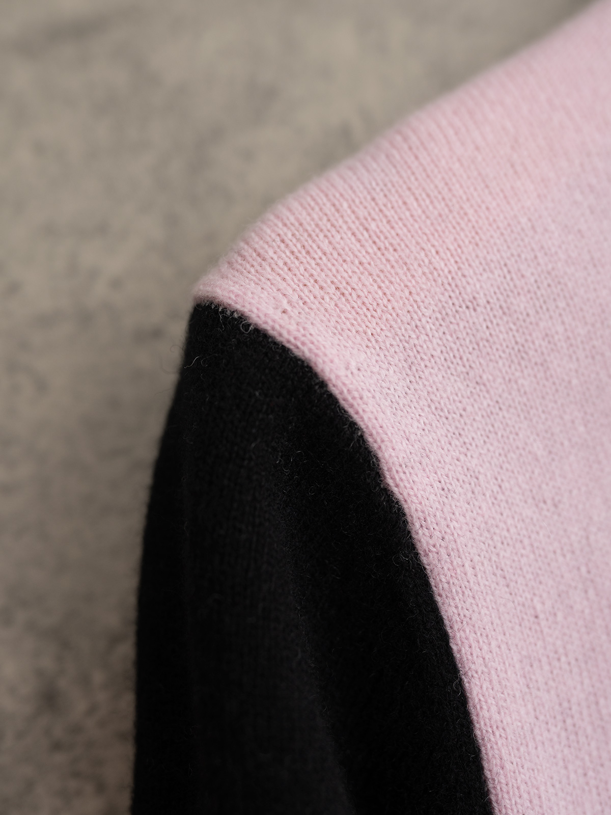 Barrie 25秋冬新款 圆领拼色款圆领针织长袖 双层圆筒领 拼色设计新颖别致 羊绒羊毛混纺纱线 三色