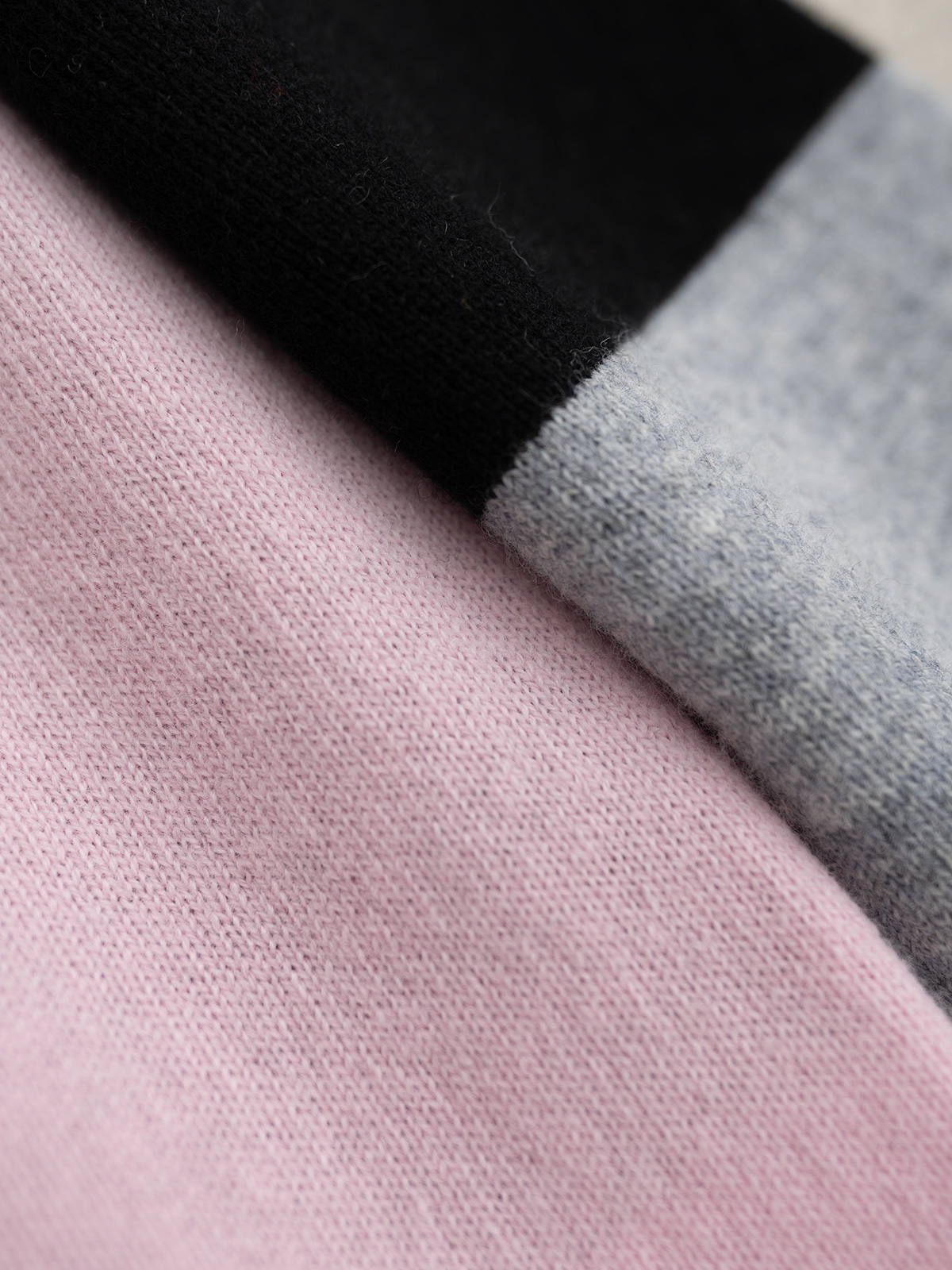 Barrie 25秋冬新款 圆领拼色款圆领针织长袖 双层圆筒领 拼色设计新颖别致 羊绒羊毛混纺纱线 三色