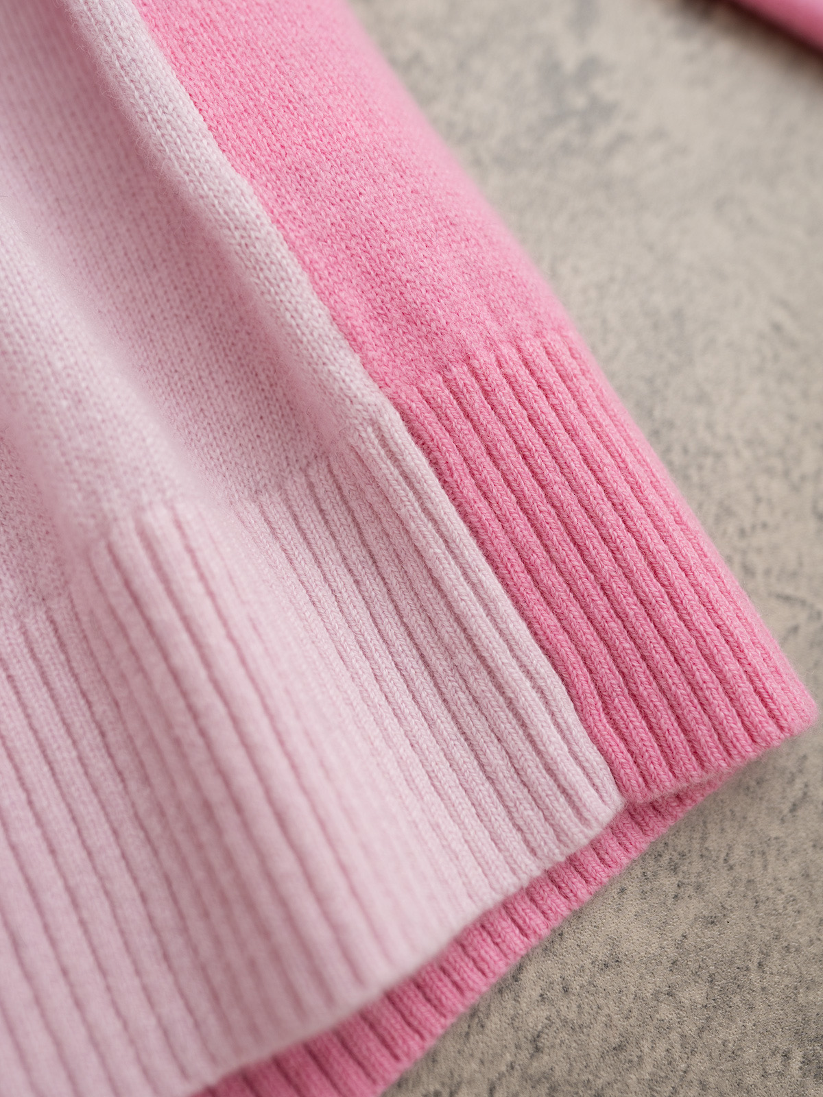 Barrie 25秋冬新款 圆领拼色款圆领针织长袖 双层圆筒领 拼色设计新颖别致 羊绒羊毛混纺纱线 三色