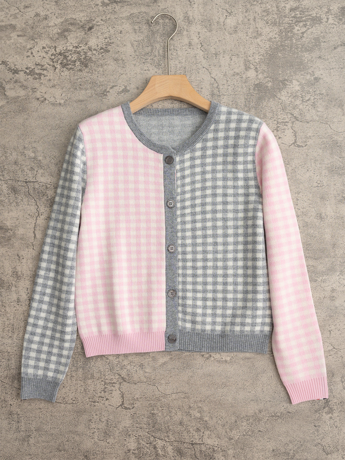 NO:548014,TB 25 autumn and winter new style, checkerboard cashmere cardigan, color-blocking design classic style, styles released every year, new styles of autumn and winter new styles, cashmere wool blended yarn, high-end atmosphere, sml, alexander wang19860909TB 25秋冬新款 棋盘格羊绒开衫 拼色设计经典版型 每年都出的款式 25年秋冬新花型 羊绒羊毛混纺纱线 高级大气 码数sml,,alexander wang,Women's clothing
