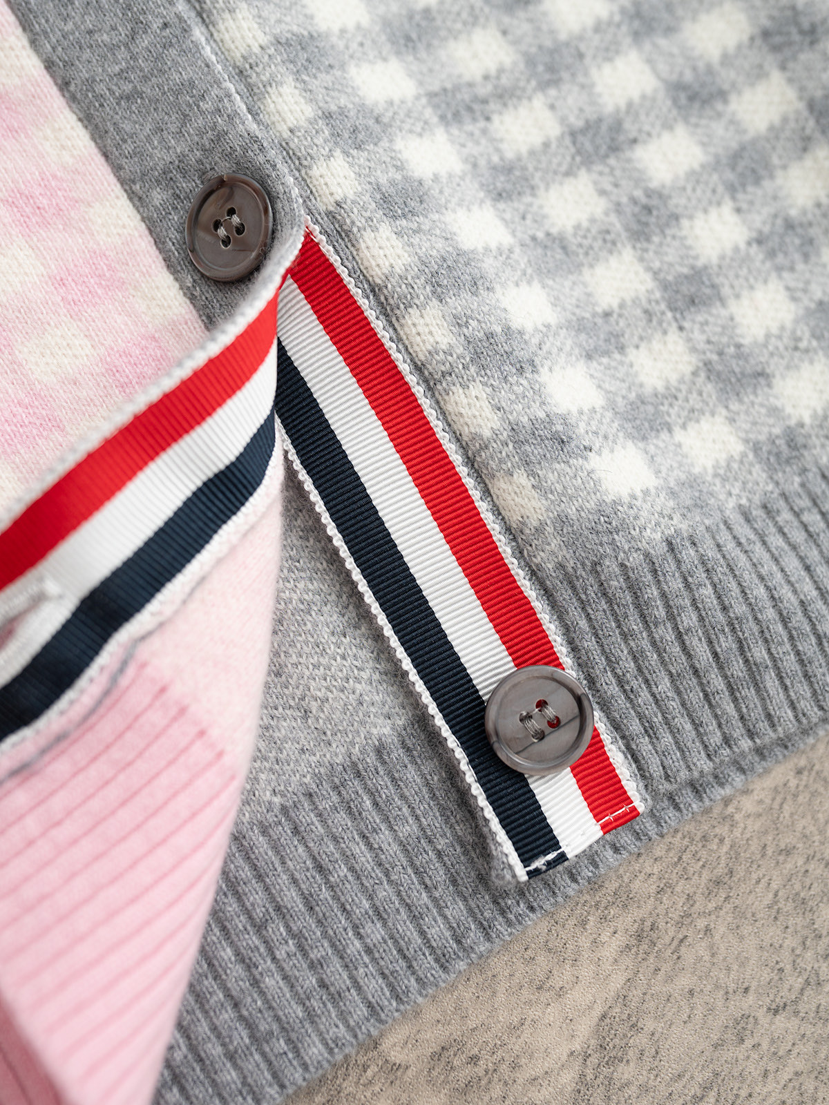 TB 25秋冬新款 棋盘格羊绒开衫 拼色设计经典版型 每年都出的款式 25年秋冬新花型 羊绒羊毛混纺纱线