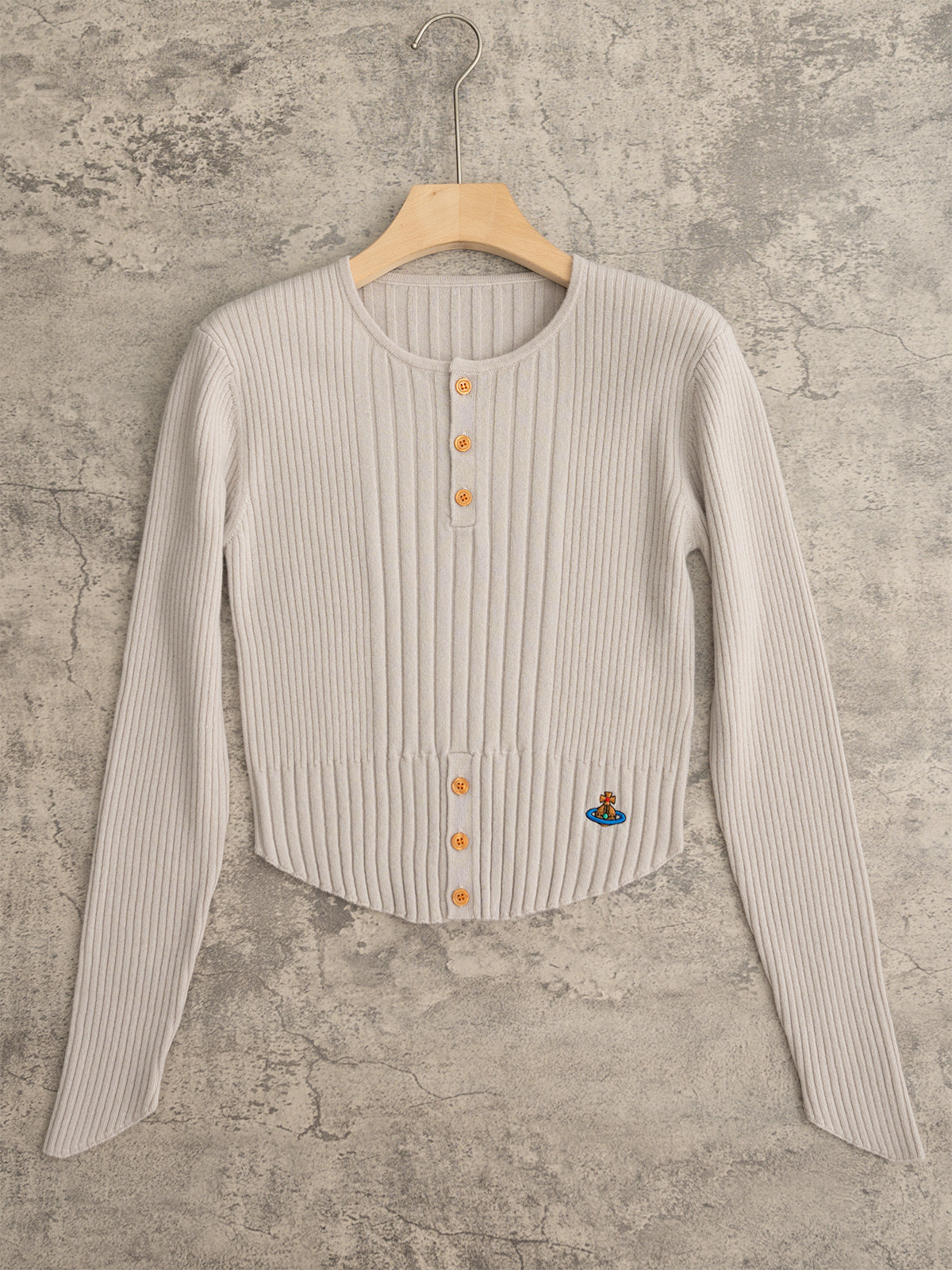 NO:576251,VivienWestwood West Queen 25 new style for autumn and winter. Round neck knitted long sleeves. Cashmere and wool blended fabric. A very design item. The combination of narrow pit strips and wide pit strips. Two-stage button design in the front and middle. Two-color sml, alexander wang.19860909VivienWestwood 西太后 25秋冬新款 圆领针织长袖 羊绒羊毛混纺面料 很有设计感的单品 窄坑条与宽坑条的结合前中两段式纽扣设计 两色sml,,alexander wang,Women's clothing