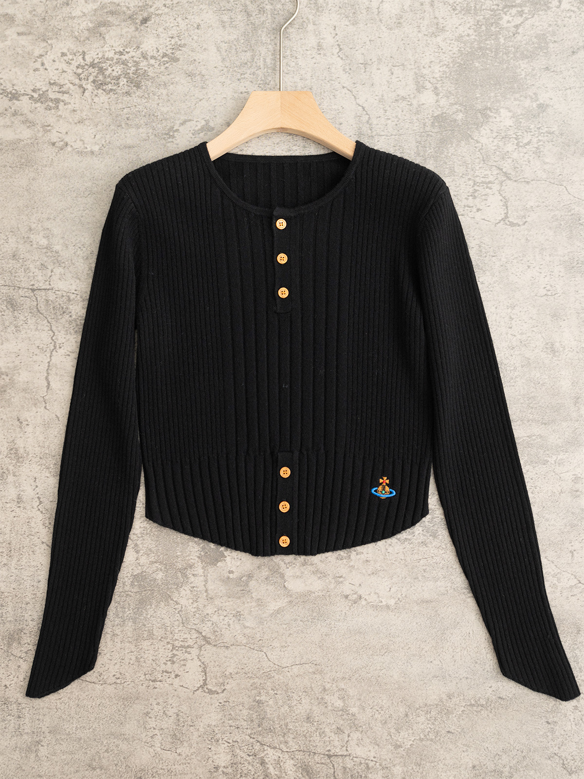 NO:576249,VivienWestwood Queen Mother 25 new style for autumn and winter. Round neck knitted long sleeves. Cashmere and wool blended fabric. A very design item. The combination of narrow pit strips and wide pit strips. Two-stage button design in the front and middle. Two-color sml P,,alexander wang19860909VivienWestwood 西太后 25秋冬新款 圆领针织长袖 羊绒羊毛混纺面料 很有设计感的单品 窄坑条与宽坑条的结合前中两段式纽扣设计 两色sml P,,alexander wang,Women's clothing