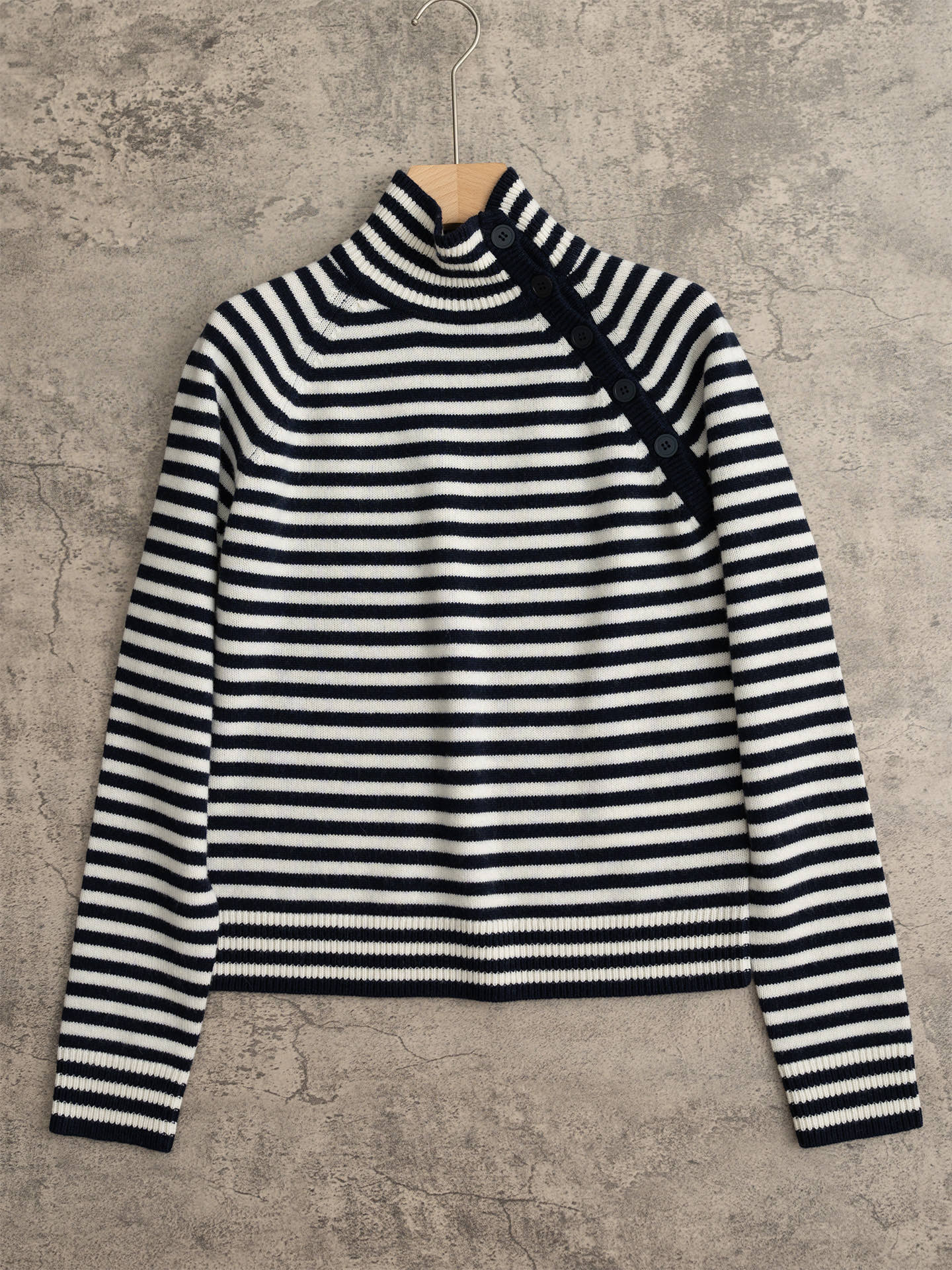 NO:629017,MaxMara 25 new autumn and winter style striped high collar knitted long sleeves, 30 cashmere 70 wool, raglan sleeve design, stripe intercolor, left front door tube design, color matching buttons, half high collar with 1*1 pit strips, good elasticity, wool and cashmere blended yarn!  two-color sml,,alexander wang19860909MaxMara 25秋冬新款 条纹高领针织长袖,30羊绒70羊毛,插肩袖设计,条纹间色,左前门筒设计,配色纽扣,半高领采用1*1坑条,弹性好,羊毛羊绒混纺纱线！两色sml,,alexander wang,Women's clothing